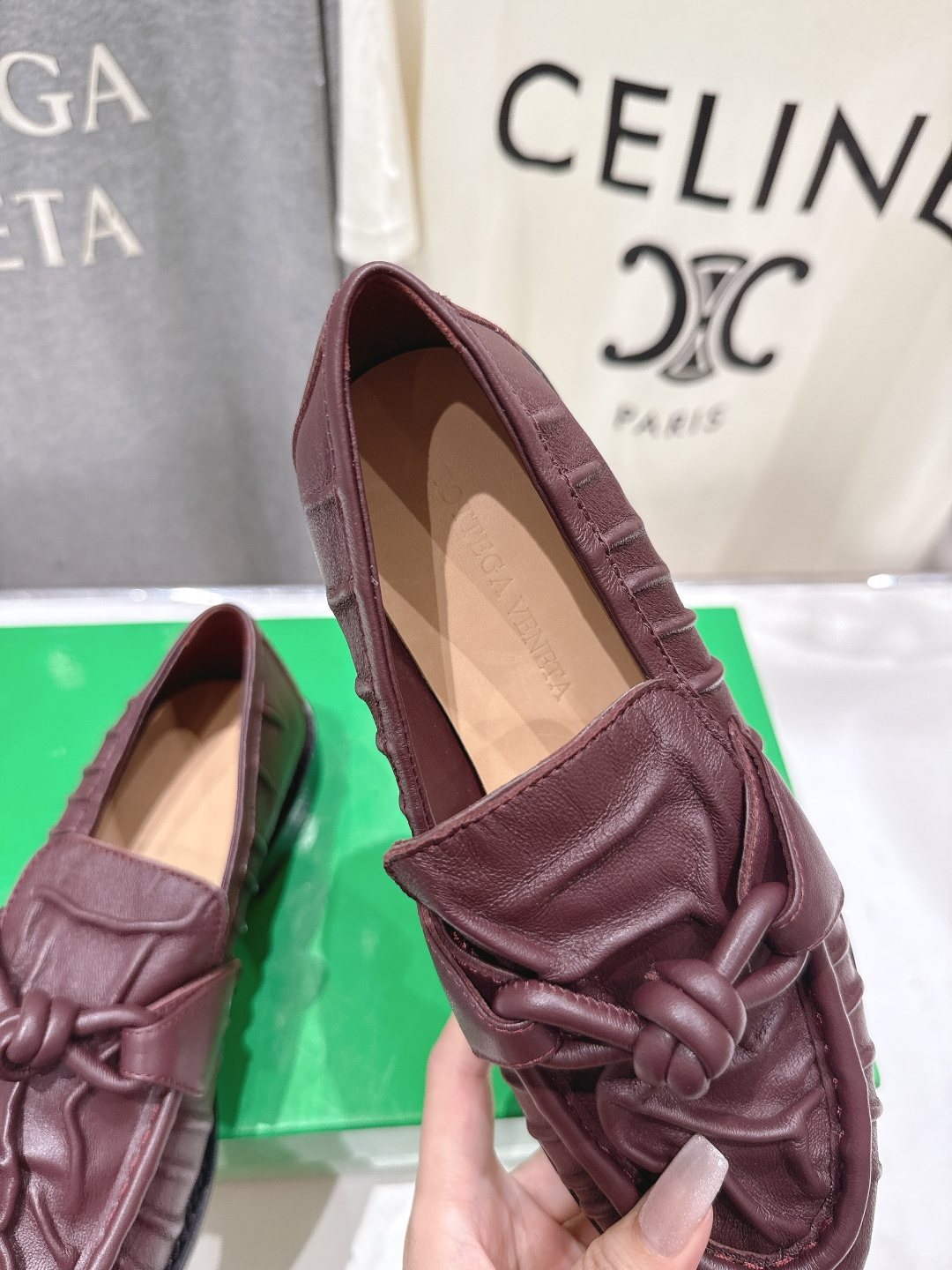 高版本出厂 Bottega Veneta/BV F065 2026ss新款老钱风褶皱皮鎏金扣饰平底乐福鞋
