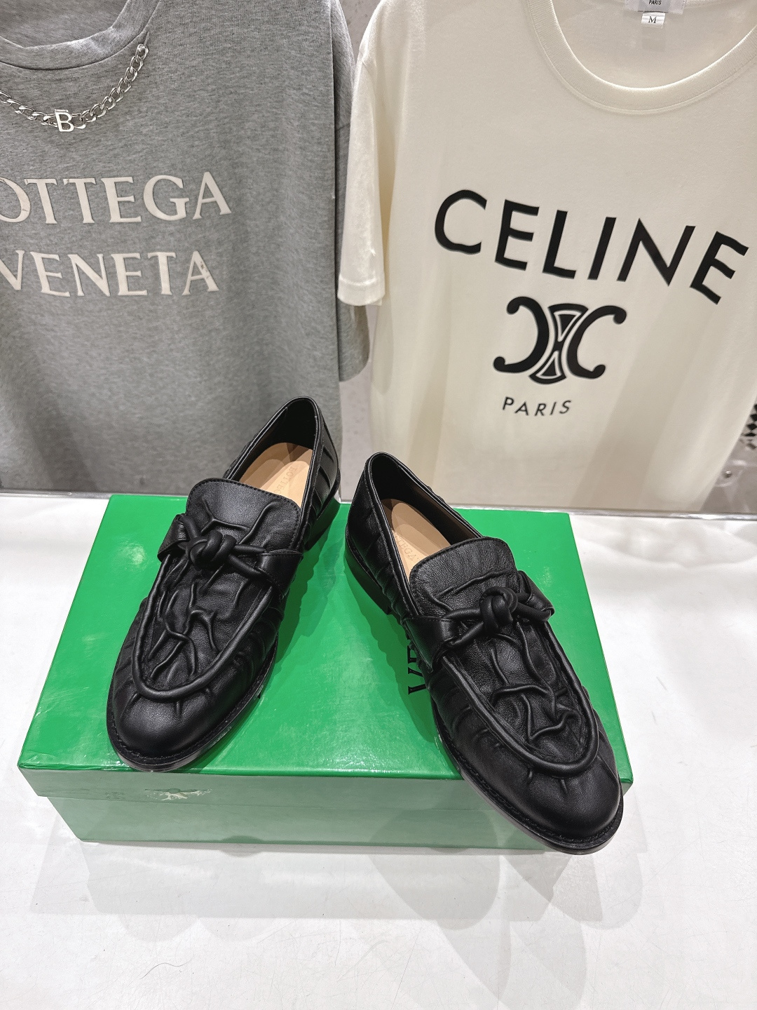 高版本出厂 Bottega Veneta/BV F065 2026ss新款老钱风褶皱皮鎏金扣饰平底乐福鞋