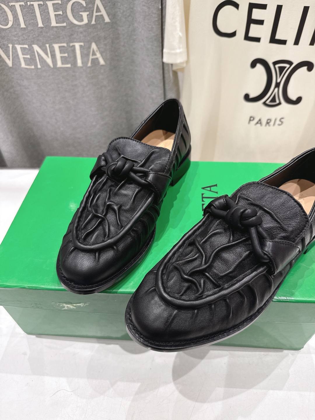 高版本出厂 Bottega Veneta/BV F065 2026ss新款老钱风褶皱皮鎏金扣饰平底乐福鞋