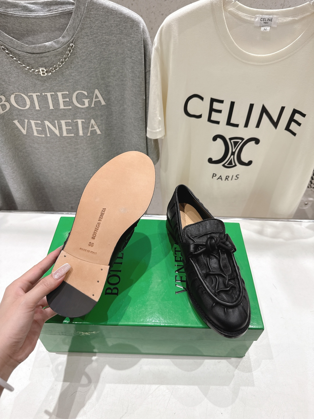 高版本出厂 Bottega Veneta/BV F065 2026ss新款老钱风褶皱皮鎏金扣饰平底乐福鞋