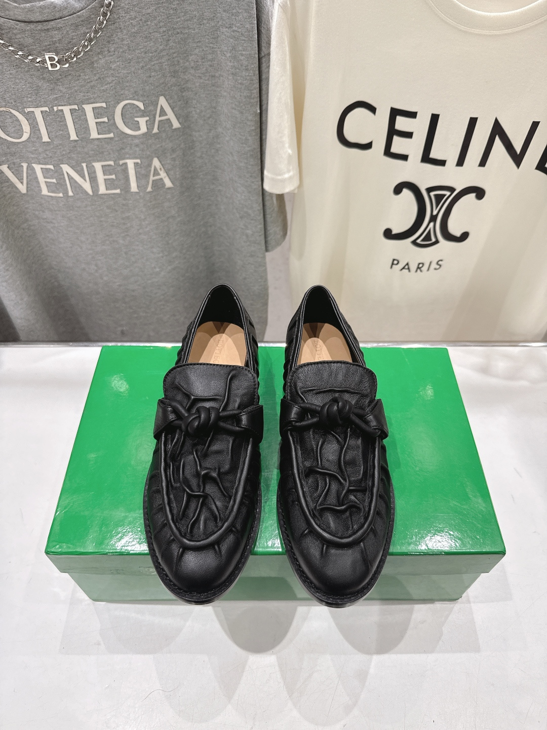 高版本出厂 Bottega Veneta/BV F065 2026ss新款老钱风褶皱皮鎏金扣饰平底乐福鞋