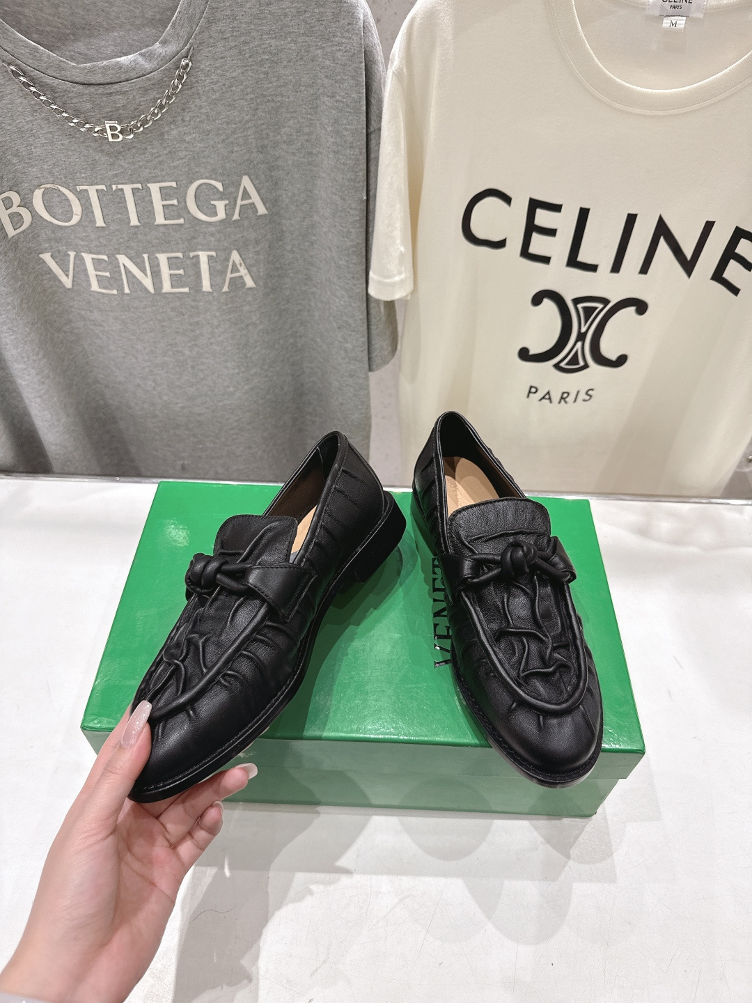 高版本出厂 Bottega Veneta/BV F065 2026ss新款老钱风褶皱皮鎏金扣饰平底乐福鞋