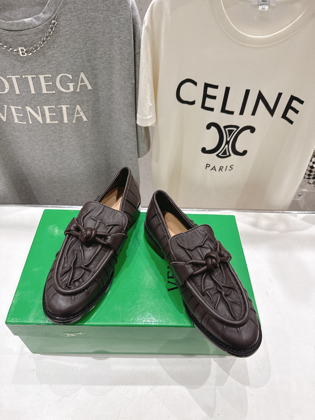 高版本出厂 Bottega Veneta/BV F065 2026ss新款老钱风褶皱皮鎏金扣饰平底乐福鞋