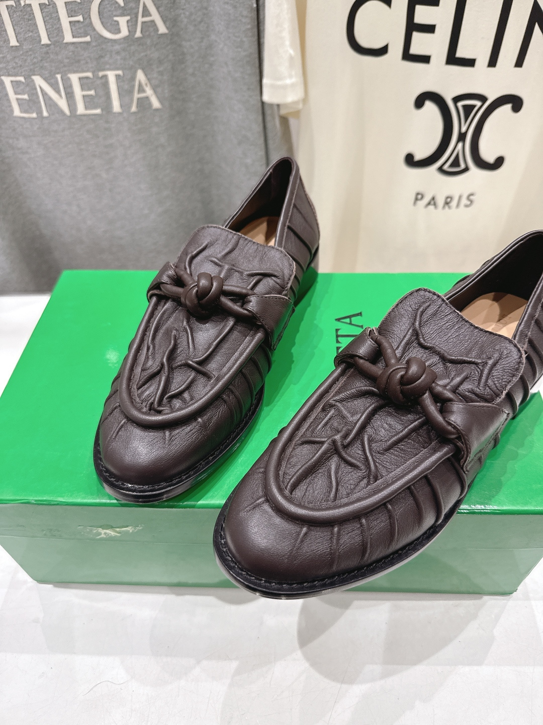 高版本出厂 Bottega Veneta/BV F065 2026ss新款老钱风褶皱皮鎏金扣饰平底乐福鞋