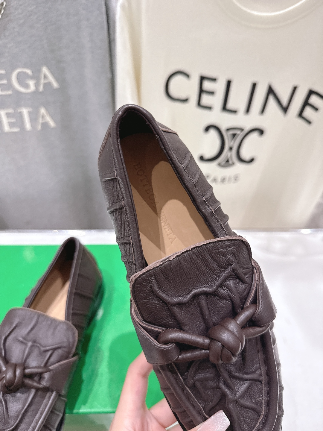 高版本出厂 Bottega Veneta/BV F065 2026ss新款老钱风褶皱皮鎏金扣饰平底乐福鞋