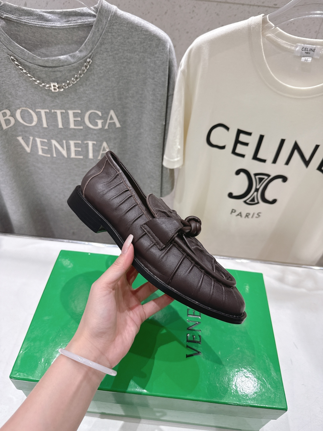 高版本出厂 Bottega Veneta/BV F065 2026ss新款老钱风褶皱皮鎏金扣饰平底乐福鞋