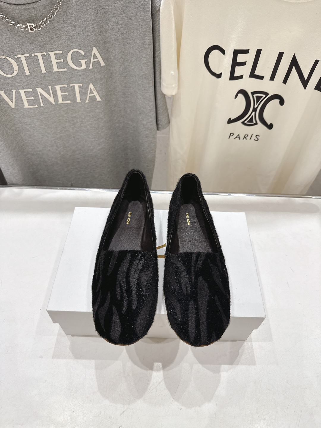 NO:789320,High version The Row 2026ss official simultaneous popular flat loafers are one-step shoes. A very comfortable flat shoe, minimalist design concept, easy to wear, good looks and practicality. The upper is imported velvet material, the lining is imported sheepskin lining, the outsole is Italian imported stitching genuine leather outsole, the size is 35-39 (customized for 40, non-refundable and non-exchangeable), loafers, flats, sheepskin, Leather  soles19860909高版本  The Row 2026ss官方同步爆款平底乐福鞋一脚蹬单鞋 非常舒服的一款平底鞋,极简设计理念,版型好穿,颜值与实用性并存 鞋面进口天鹅绒材质 内里进口羊皮内里 大底意大利进口缝线真皮大底 码数35-39（40定做不退不换）,乐福鞋,loafers,flats,sheepskin,Leather soles,Women's Shoes