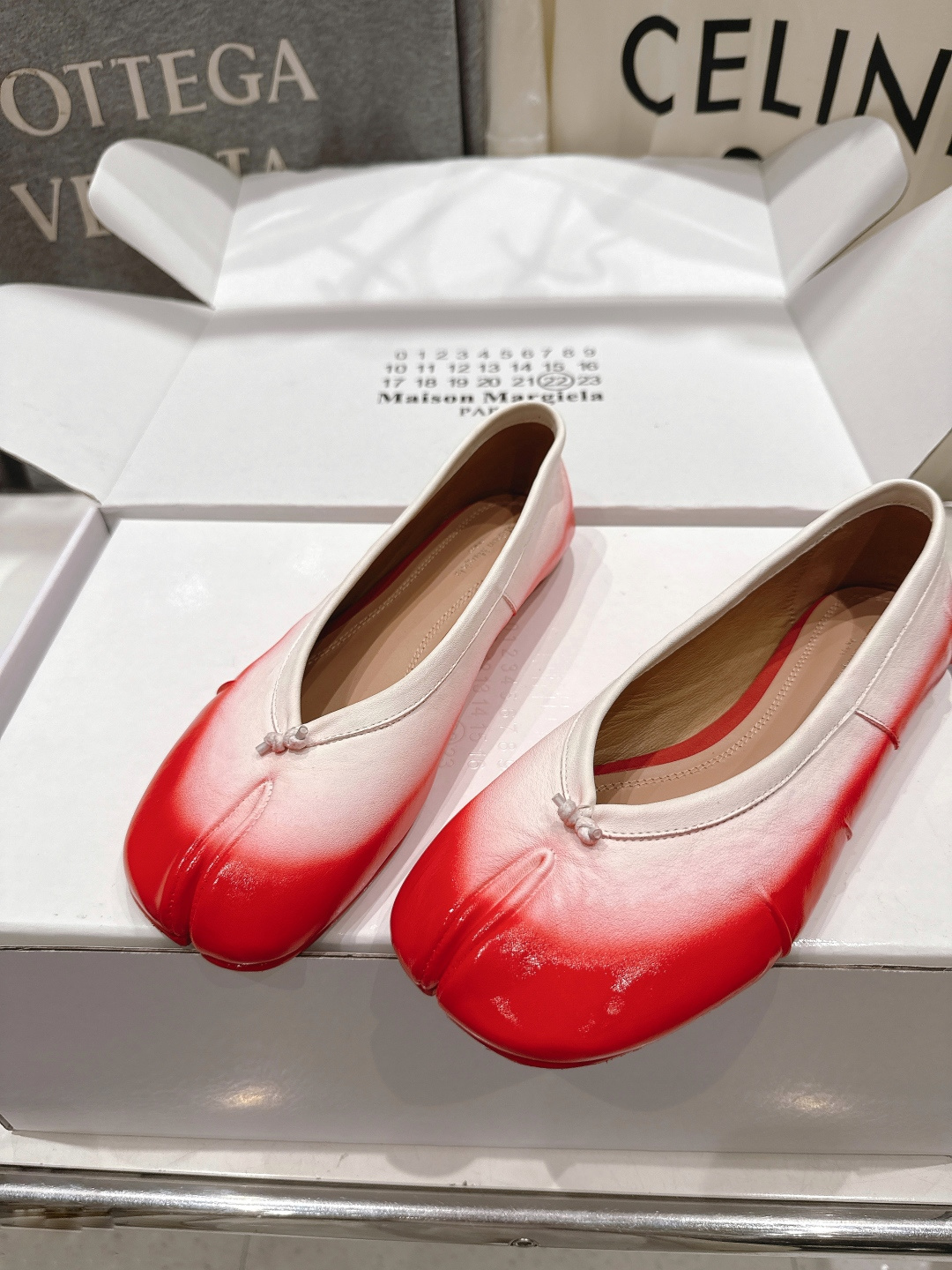 高版本出厂 MM6【Maison Magical】马吉拉2026ss官方同步新品最近超级火的喷色平底分趾