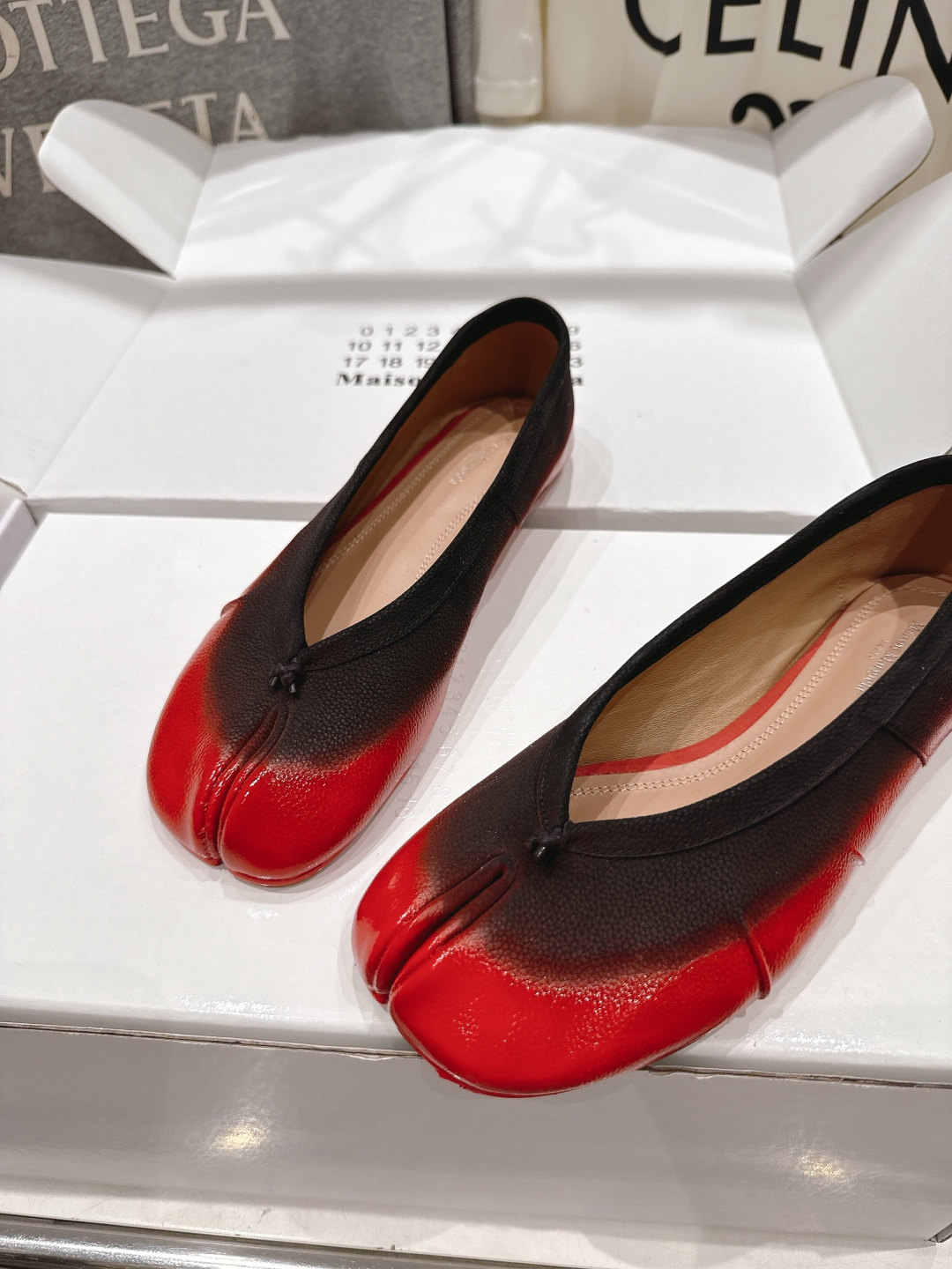 高版本出厂 MM6【Maison Magical】马吉拉2026ss官方同步新品最近超级火的喷色平底分趾