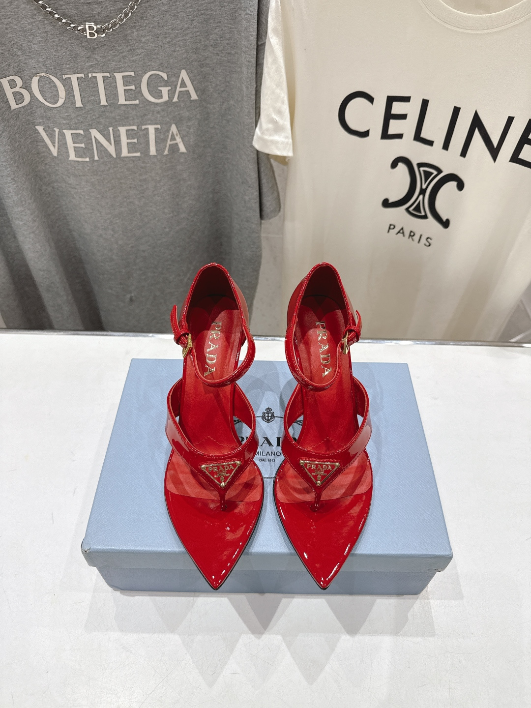 NO:789321,High version PRADA* Prada P family F025 26ss summer new fairy style pointed toe high-heeled sandals. Purchased from the original version and developed 1:1, perfect details, comfortable on the feet, can be matched with spring and summer beautiful clothes, exquisite and durable. Original soft patent leather upper, mixed lambskin lining, Italian genuine leather outsole, heel height 8.5cm, size 35-40 (40 customized)  Packaging original full set of packaging, high heels and sandals, prada, prada, sandals, high heels, sheepskin, Leather soles19860909高版本 PRADA* 普拉达P家F025 26ss夏季新品仙女风尖头高跟鞋凉鞋 原版购入1:1开发,细节完美,上脚舒适可任意配搭春夏的美饰服丽,精耐致看 鞋面原版软漆皮 内里混种小羊皮 大底意大利真皮大底 跟高8.5cm 码数35-40（40订做） 包装原版全套包装,高跟鞋凉鞋,prada,prada,sandals,high heels,sheepskin,Leather soles,Women's Shoes