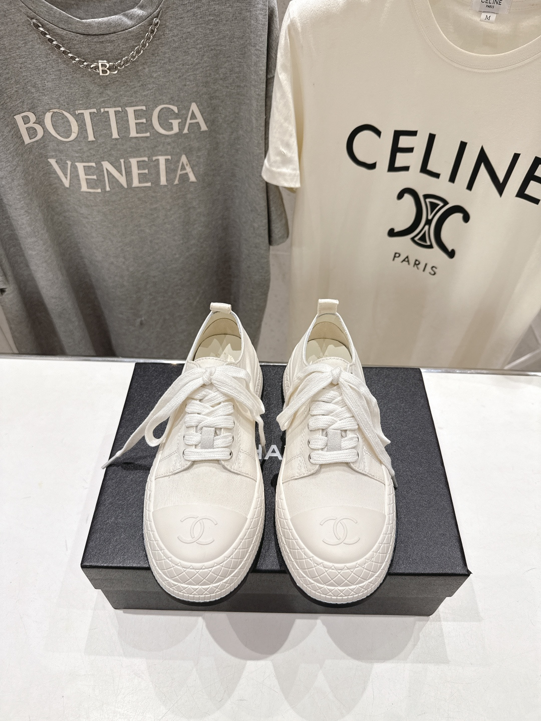 NO:789318,The high version of Chanel* Chanel F022 Xiaoxiang 2026ss new thick-soled canvas shoes casual shoes, currently super popular biscuit shoes, is hotly promoted by Internet celebrity Xiaohongshu, and the classic shape has a retro flavor!  Special shape, very recognizable, slim and long legs, absolutely powerful, very comfortable to wear, good appearance, comfortable, and heightening. I must recommend it to everyone, the main feature of this year's series, minimalist style. The fabric is original custom-made canvas. The foot pad is water-dyed cowhide, and the foot feels comfortable. The outsole is open-molded and highly elastic rubber platform outsole. The size is 35-40 (40 customized, non-returnable), casual shoes/sports shoes, chanel, chanel, sneakers, cowhide19860909高版本   Chanel* 香奈儿F022 小香2026ss新款厚底帆布鞋休闲鞋,目前超级流行的饼干鞋 网红明星小红书狂追热推发售,经典的造型带了点复古味！ 造型特殊,很有辨识度, 显瘦显腿长,绝对实力派,穿上也很舒服,高颜值 舒适,增高 一定要推荐给大家,今年系列的主打, 极简的风格 面料原版订制帆布 垫脚水染牛皮,脚感舒适 大底开模高弹橡胶松糕大底 码数35-40（40订做不退换）,休闲鞋/运动鞋,chanel,chanel,sneakers,cowhide,Women's Shoes