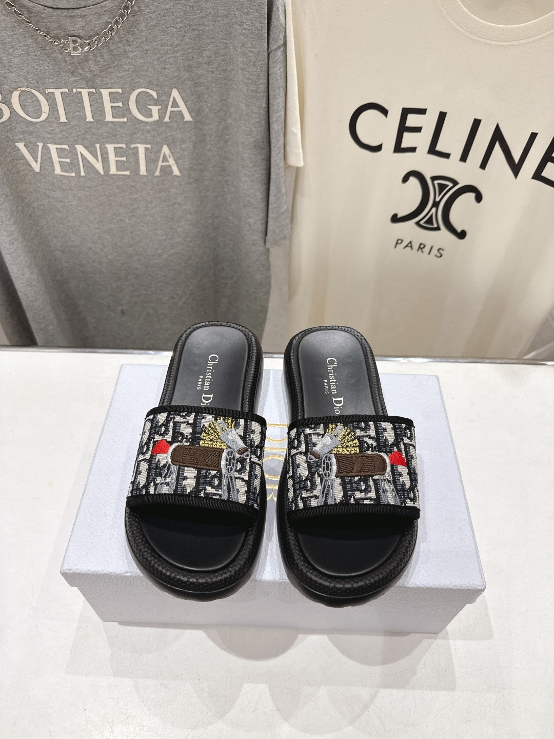 NO:789300,High version [high quality] Dior* Dior D house F019 2026ss new summer thick-soled beach slippers~ Classic version with an insole that fits the foot shape, made of extra light and comfortable special fabrics, beautifully embroidered upper, can be matched with various styles, showing modern style. 100% comfortable!  Super good-looking on the feet, super versatile. Original imported embroidered upper. Imported sheepskin lining. Original TPU non-slip outsole. YB pattern. Complete package. Size 35-39 (40.41 custom-made, non-refundable), slippers, dior, dior, dior, slippers, sheepskin.19860909高版本【高品质】Dior*迪奥D家F019 2026ss夏季新款厚底沙滩拖鞋～ 经典版型 搭配贴合脚型的内底,采用格外轻盈、舒适的特殊面料制作,精美刺绣鞋面,可搭配各式造型,彰显摩登风范.舒适度百分百！上脚超好看,超百搭 鞋面原版进口刺绣鞋面 内里进口羊皮 大底原版TPU防滑大底 YB打版 全套包装 码数35－39(40.41订做不退换),拖鞋,dior,dior,dior,slippers,sheepskin,Women's Shoes