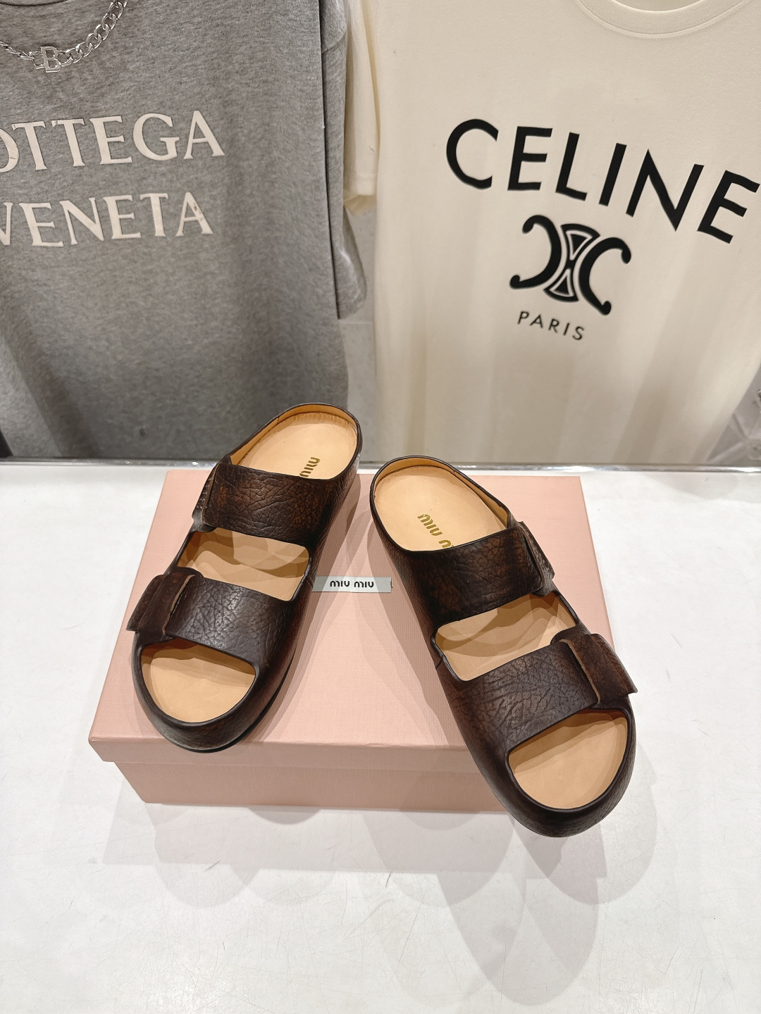 高版本出厂 MiuMiu/缪缪2026ss夏季必备新款厚底勃肯沙滩拖鞋这个鞋型真的属于经典不会过时的设计