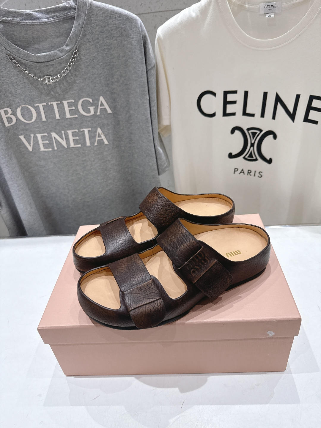 高版本出厂 MiuMiu/缪缪2026ss夏季必备新款厚底勃肯沙滩拖鞋这个鞋型真的属于经典不会过时的设计