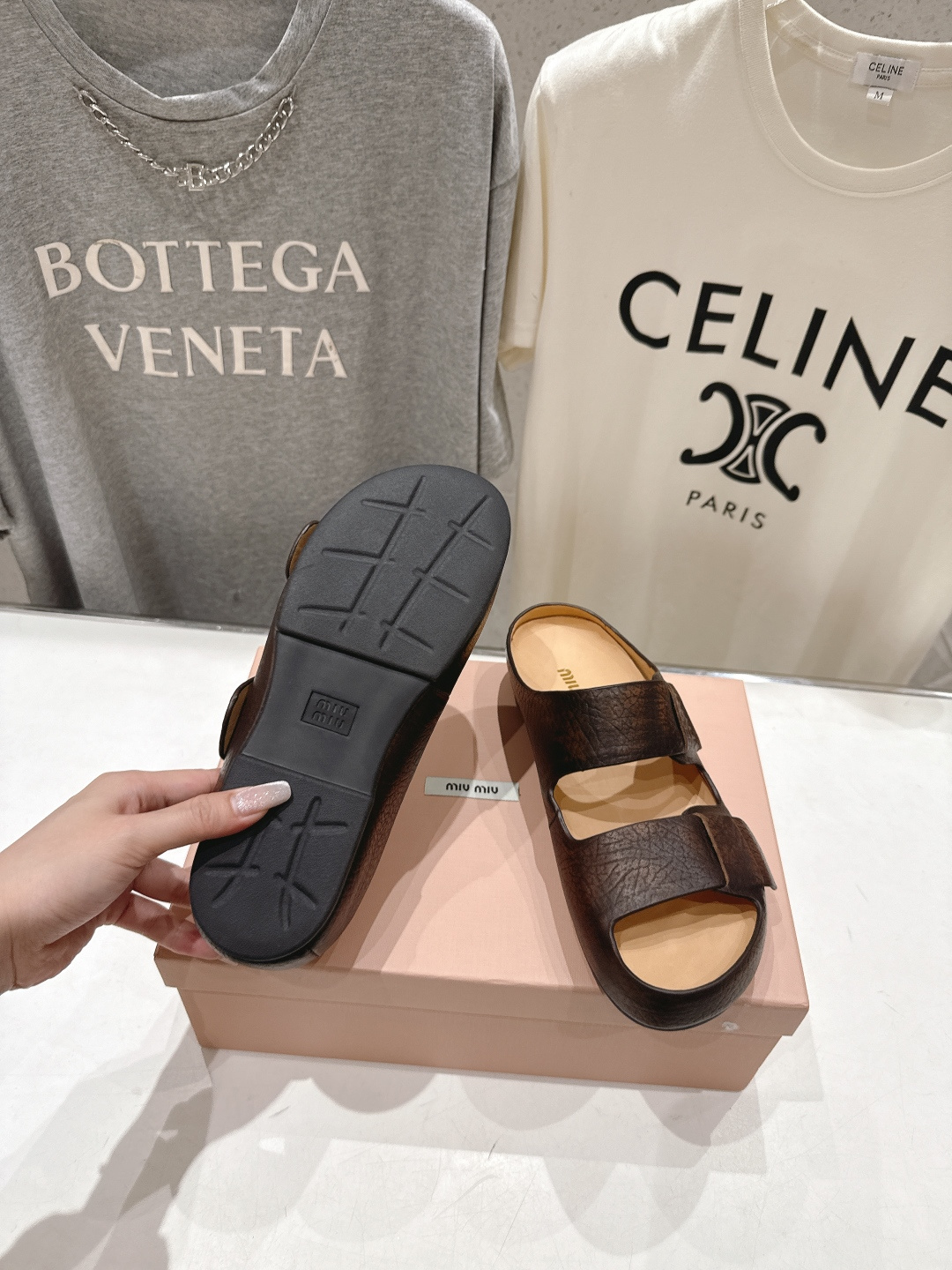 高版本出厂 MiuMiu/缪缪2026ss夏季必备新款厚底勃肯沙滩拖鞋这个鞋型真的属于经典不会过时的设计