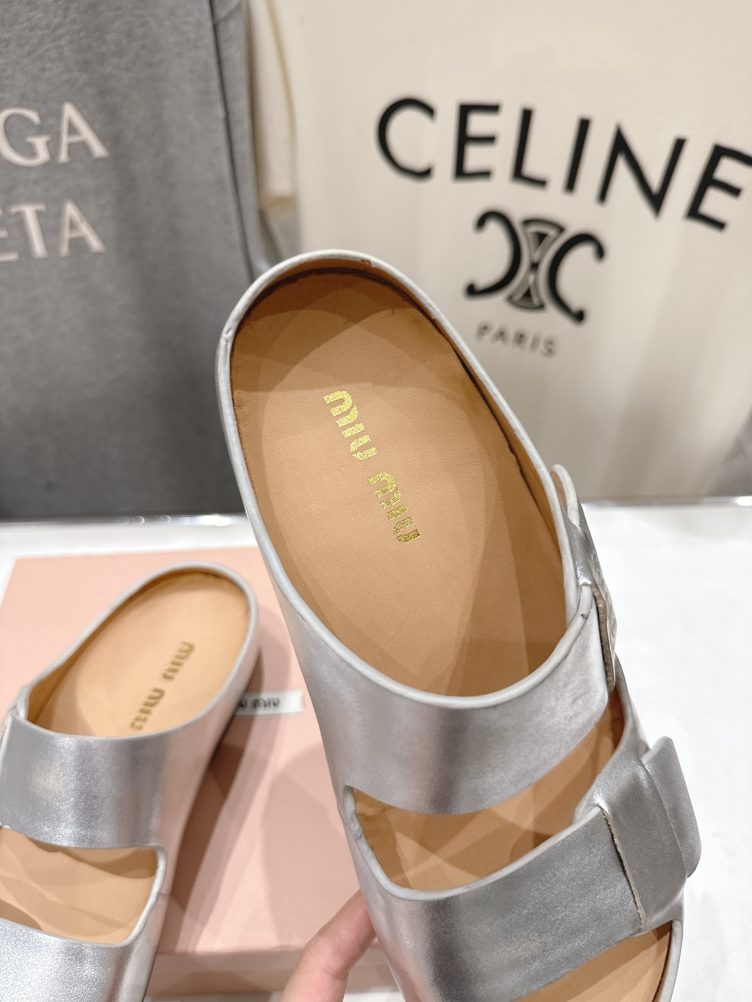 高版本出厂 MiuMiu/缪缪2026ss夏季必备新款厚底勃肯沙滩拖鞋这个鞋型真的属于经典不会过时的设计