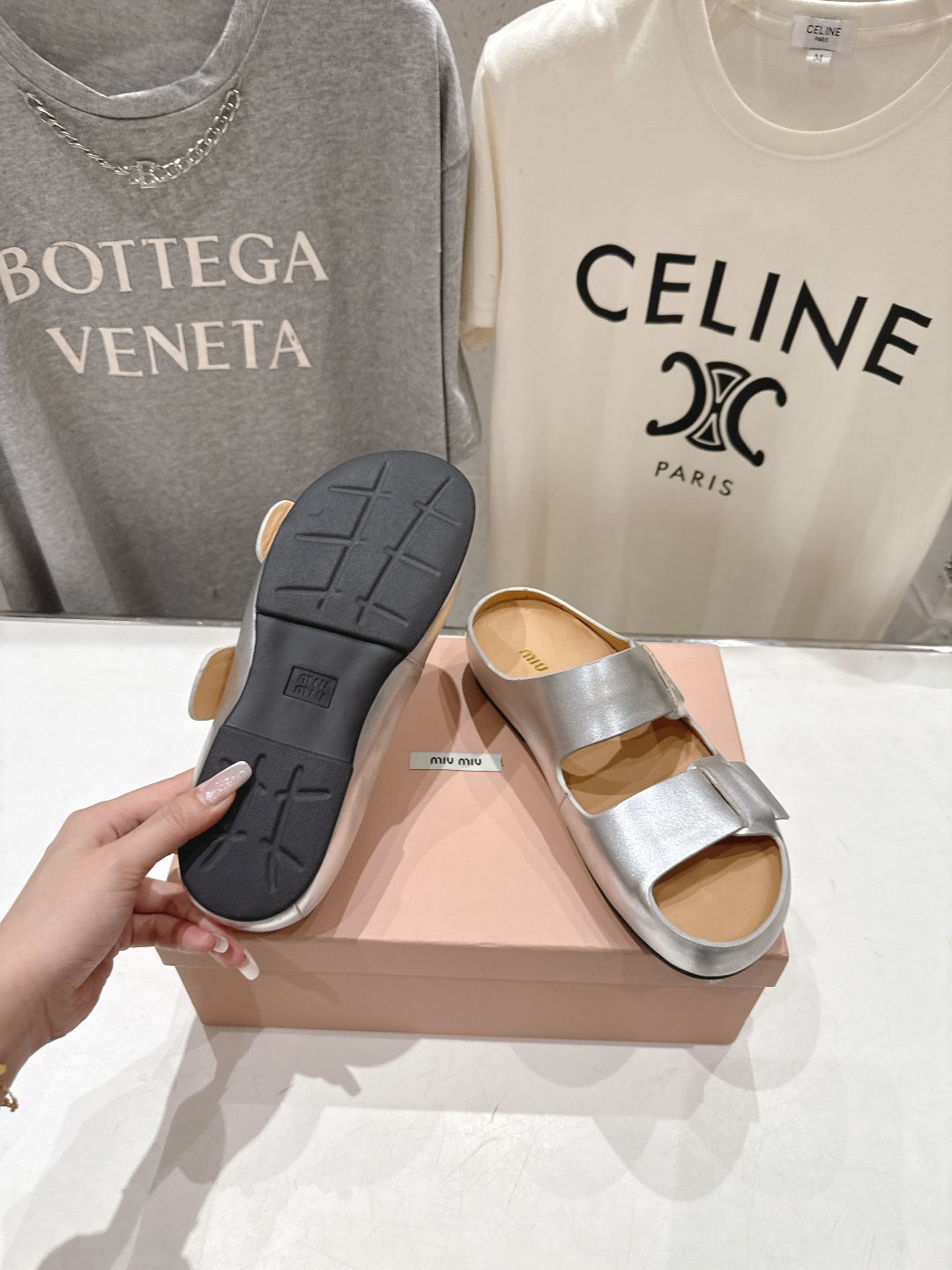 高版本出厂 MiuMiu/缪缪2026ss夏季必备新款厚底勃肯沙滩拖鞋这个鞋型真的属于经典不会过时的设计