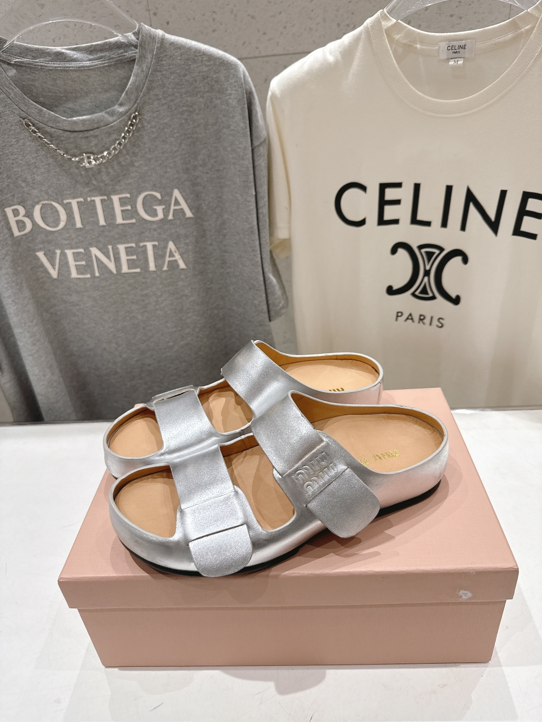 高版本出厂 MiuMiu/缪缪2026ss夏季必备新款厚底勃肯沙滩拖鞋这个鞋型真的属于经典不会过时的设计