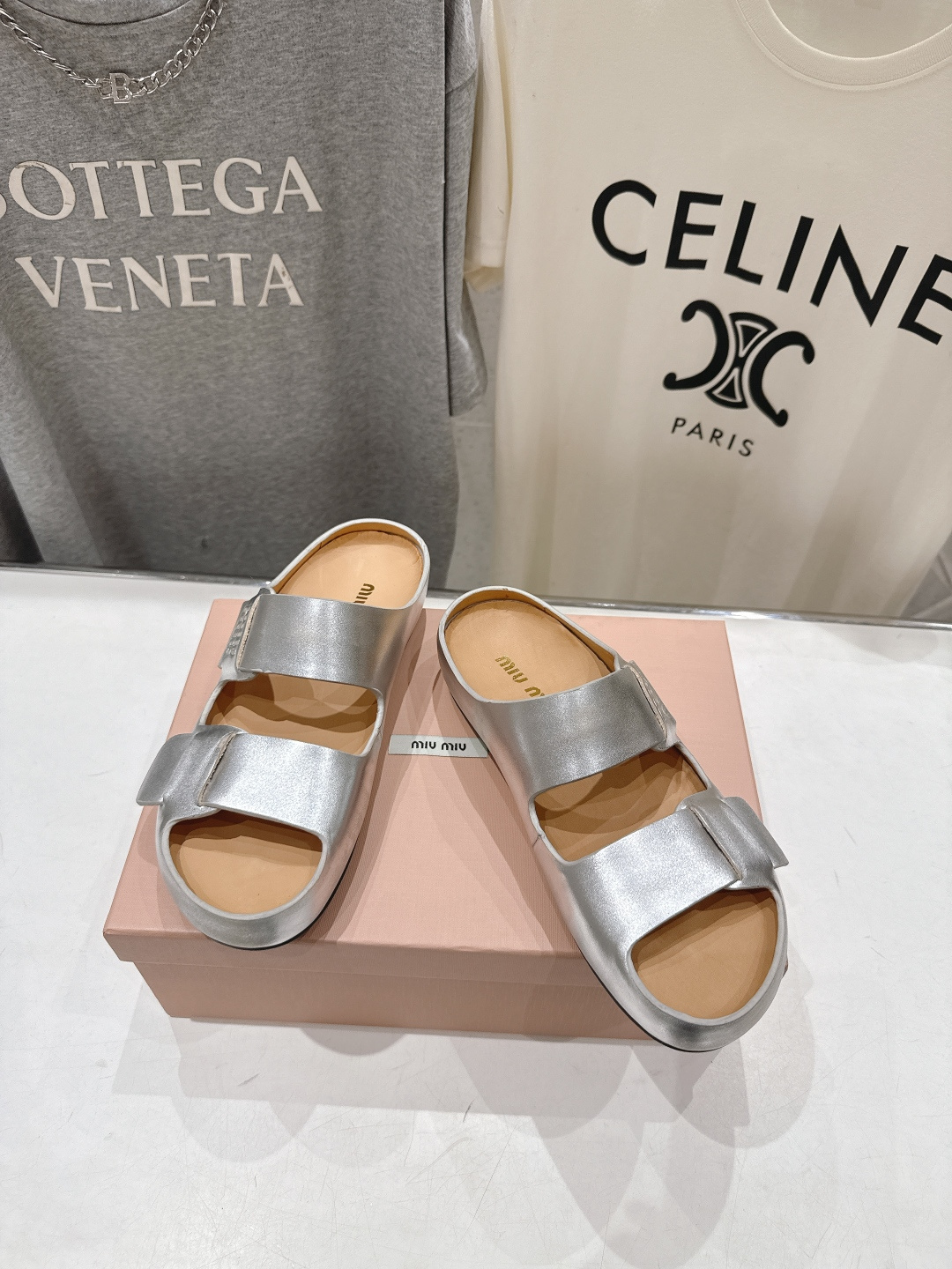 高版本出厂 MiuMiu/缪缪2026ss夏季必备新款厚底勃肯沙滩拖鞋这个鞋型真的属于经典不会过时的设计