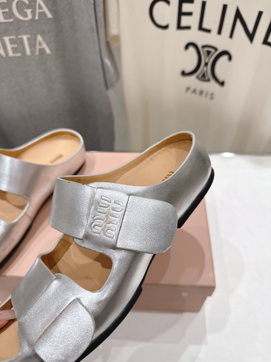 高版本出厂 MiuMiu/缪缪2026ss夏季必备新款厚底勃肯沙滩拖鞋这个鞋型真的属于经典不会过时的设计