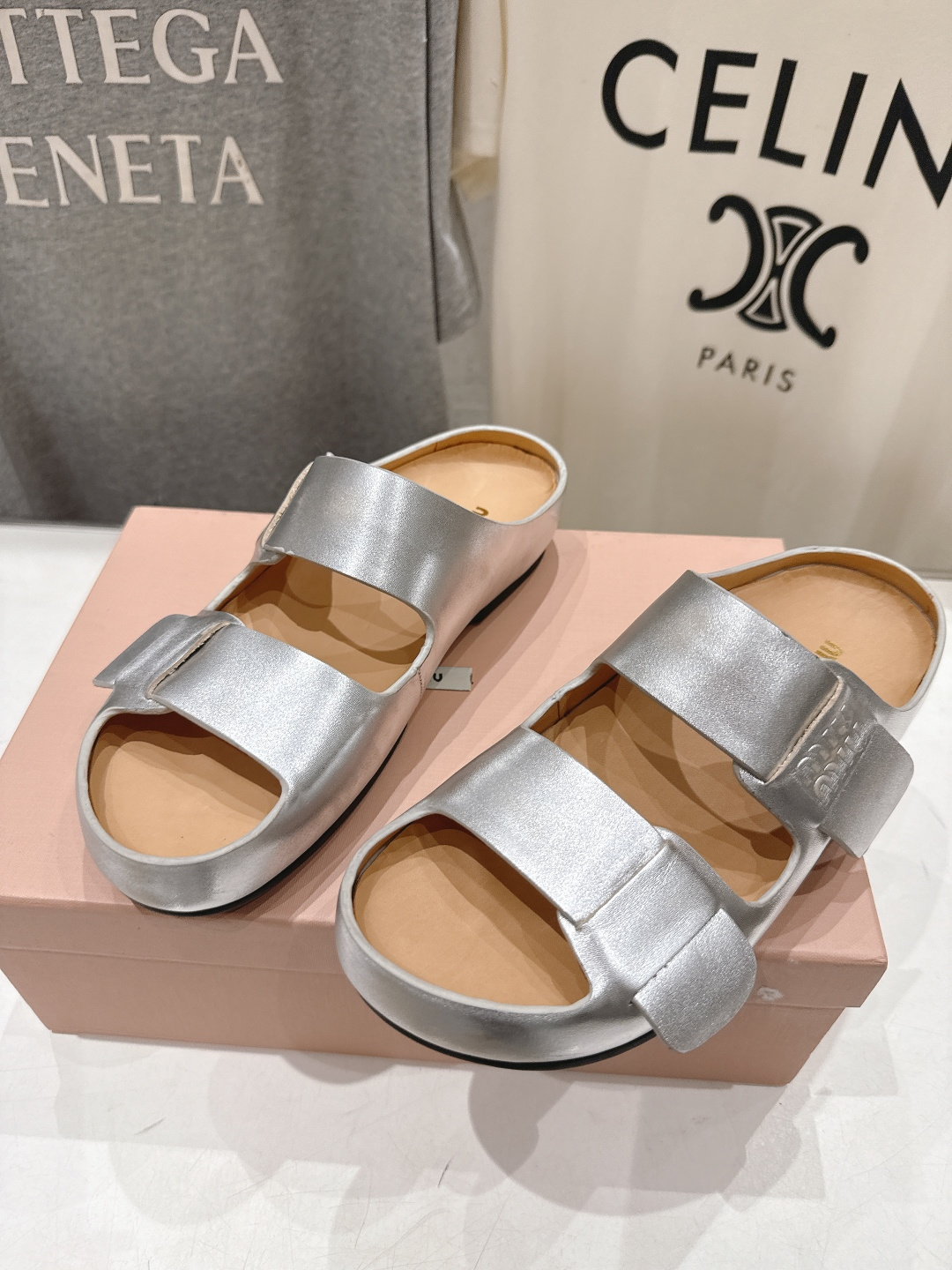 高版本出厂 MiuMiu/缪缪2026ss夏季必备新款厚底勃肯沙滩拖鞋这个鞋型真的属于经典不会过时的设计