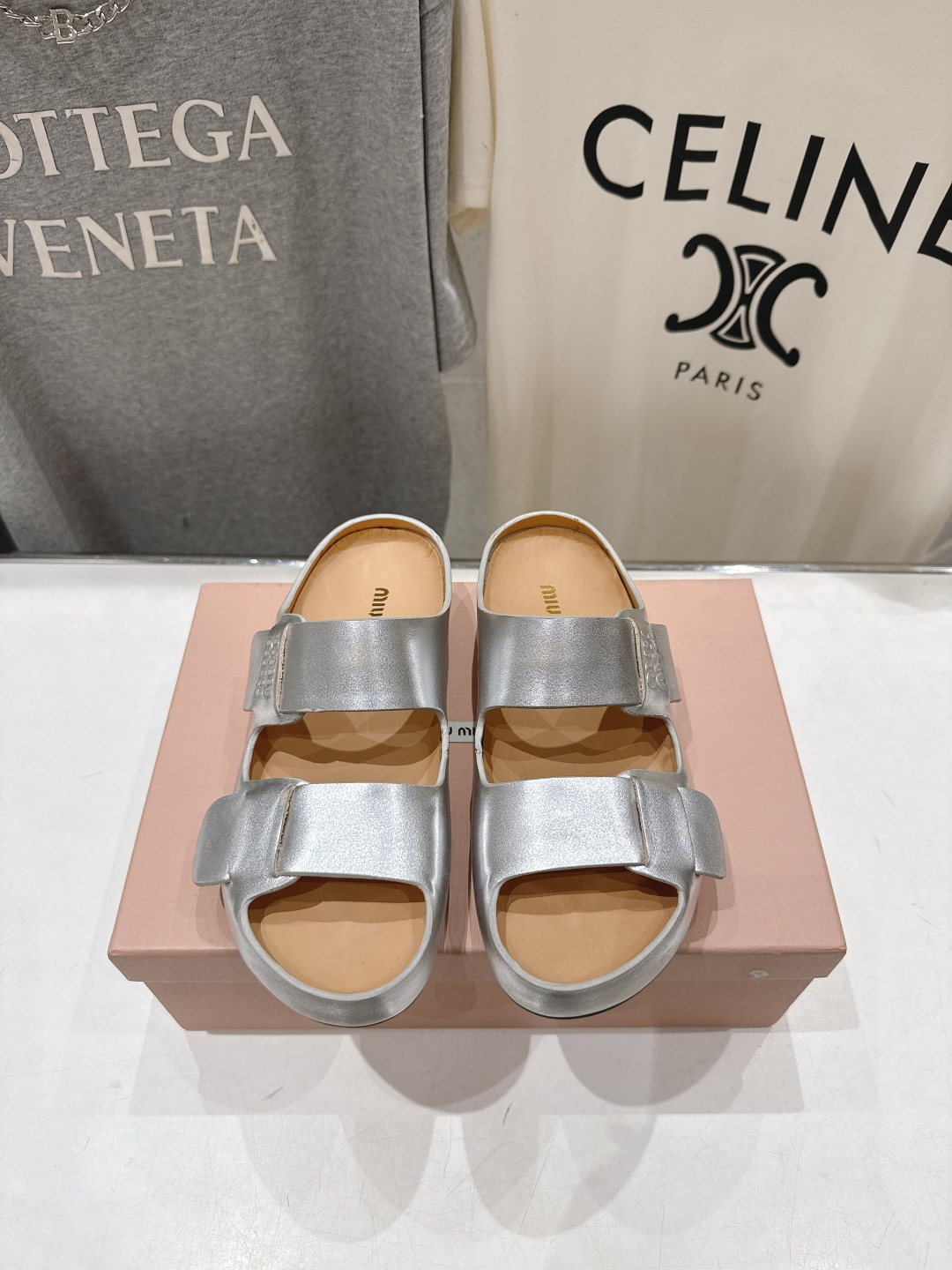 高版本出厂 MiuMiu/缪缪2026ss夏季必备新款厚底勃肯沙滩拖鞋这个鞋型真的属于经典不会过时的设计