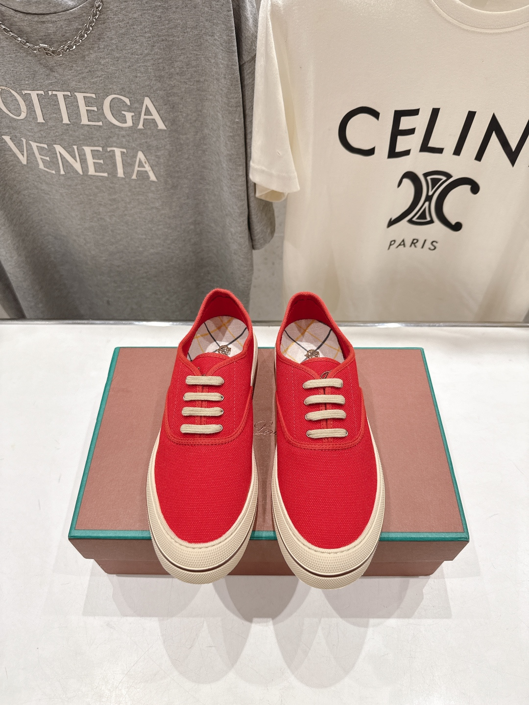 NO:789291,High version, men's size, couple size, Lss hot new canvas shoes for sale Loro Piana (same style on the official website) lace-up casual shoes [top version in the market] (mainly five colors) simple and fashionable, the upper is made of super soft imported canvas fabric, all-round 1:1 restoration of the counter process flow, super comfortable on the feet, super versatile, original imported canvas fabric for the upper, original striped cloth for the feet, original molding process outsole, definitely not the ordinary bulky rubber sole on the market  Sizes for women: 35-41, men’s sizes: 38-46 (custom-made for women: 40.41, men: 45.46), casual shoes/sports shoes, loro piana, loro piana, sneakers19860909高版本 男码 情侣款  Lss火爆新品帆布鞋发售Loro Piana(官网同款) 系带休闲鞋【市场顶级版本】（主打五色） 简约时尚,鞋面采用超软进口帆布面料制做,全方位一比一复原专柜工艺流程 脚感超级舒适 超级百搭 鞋面进口原版帆布面料 垫脚原版条纹布 大底原版开模工艺大底 绝非市面普通笨重橡胶底 码数女码35-41 男码38-46（女40.41 男45.46订做）,休闲鞋/运动鞋,loro piana,loro piana,sneakers,Women's Shoes