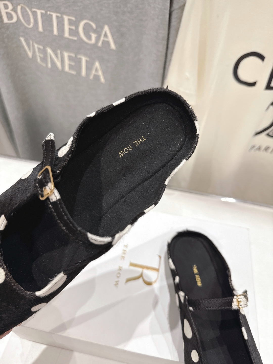 高版本出厂 the row 2026ss春夏走秀爆款平底鞋玛丽珍休闲鞋半拖单鞋非常舒服的平底鞋，极简设计