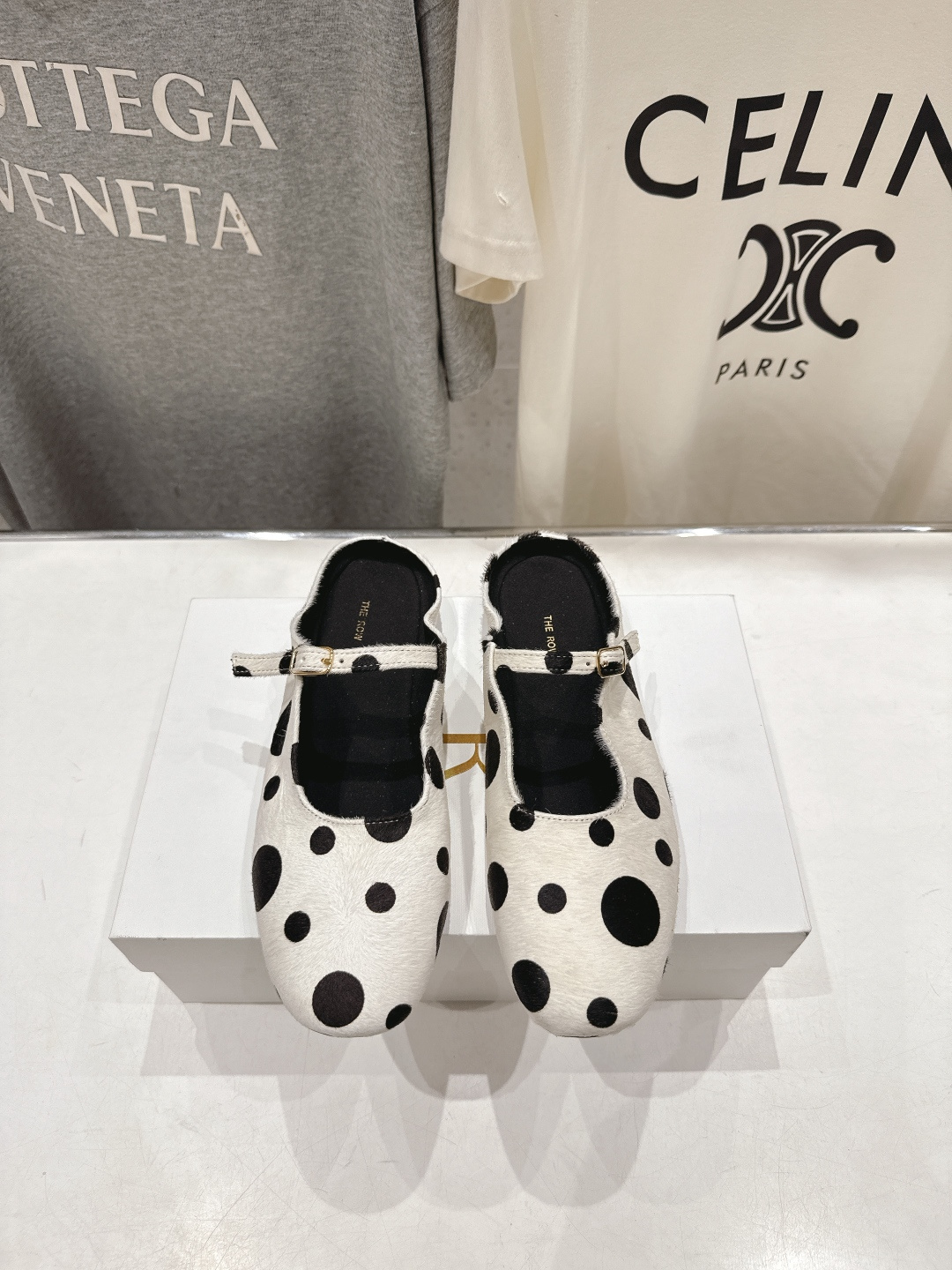 NO:789284,High version of the row 2026ss spring and summer catwalk popular flat shoes Mary Jane casual shoes and half slippers. Very comfortable flat shoes, minimalist design concept, slim version, easy to wear, good looks and practicality. Imported horse hair upper, suede leather lining, original rubber outsole, size 35-39 (40 customized, non-returnable, non-exchangeable), ballet shoes, mary jane, flats19860909高版本  the row 2026ss春夏走秀爆款平底鞋玛丽珍休闲鞋半拖单鞋 非常舒服的平底鞋,极简设计理念,版型显瘦好穿颜值与实用性并存 鞋面进口马毛 内里反绒皮内里 大底原版橡胶大底 码数35-39（40定做不退不换）,芭蕾舞鞋,mary jane,flats,Women's Shoes