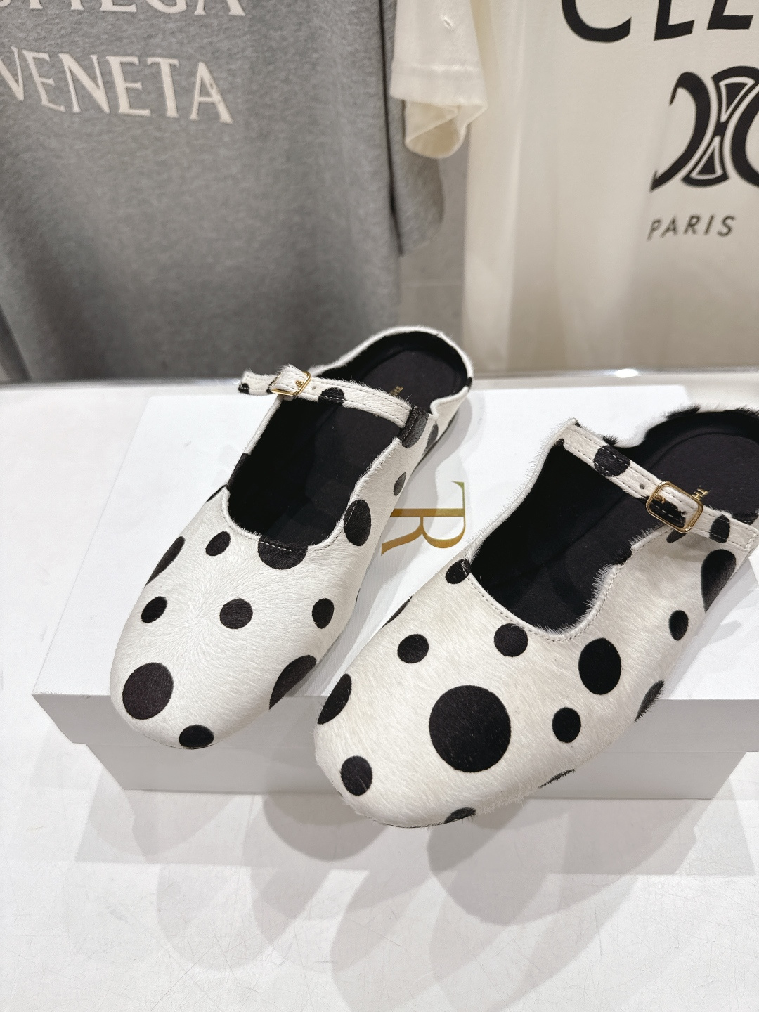 高版本出厂 the row 2026ss春夏走秀爆款平底鞋玛丽珍休闲鞋半拖单鞋非常舒服的平底鞋，极简设计