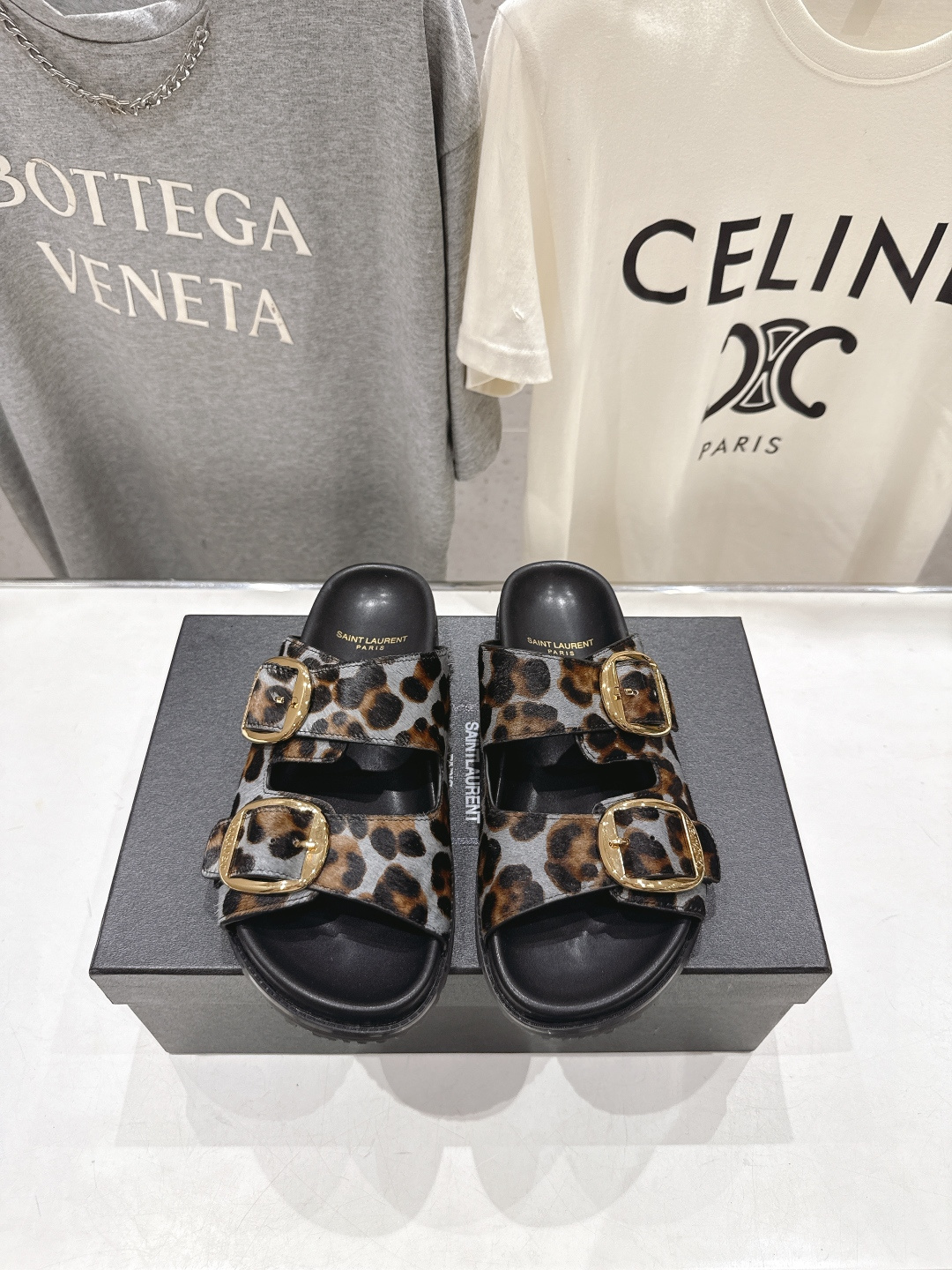 NO:789286,High version SAINT LAURENT～F013 Yves Saint Laurent ysl 2026ss new summer double-breasted buckle flat beach slippers. The best choice for street wear. A popular model that is sold out at the counter. Classic double-breasted design, decorative Yves Saint Laurent logo buckle, colorful colors, romantic embellishment of intellectual beauty! Each color has a very high-end feel, and with high-end materials, the whole pair of shoes is very textured!  (ZP development ~ custom-made correct fabrics) Original custom-made imported horsehair material for the uppers Imported sheepskin lining Original rubber outsole Size 35-40 (40.41 customization is not returnable) Original packaging, slippers, saint laurent, saint laurent, saint laurent, slippers, sheepskin19860909高版本  SAINT LAURENT～F013 圣罗兰ysl 2026ss 夏季新品双排搭扣平底沙滩拖鞋 上街穿搭的不二之选 专柜买断货的爆款 经典的双排扣设计,装饰性圣罗兰logo搭扣,绚丽多姿的色彩,以浪漫点缀知性美感! 每个颜色都非常得有高级感,搭配高逼格的材料,整双鞋非常有质感！（ZP开发～ 订制正确面料） 鞋面原版订制进口马毛材质 内里进口羊皮 大底原版橡胶大底 码数35-40（40.41定制不退换） 包装原版包装,拖鞋,saint laurent,saint laurent,saint laurent,slippers,sheepskin,Women's Shoes