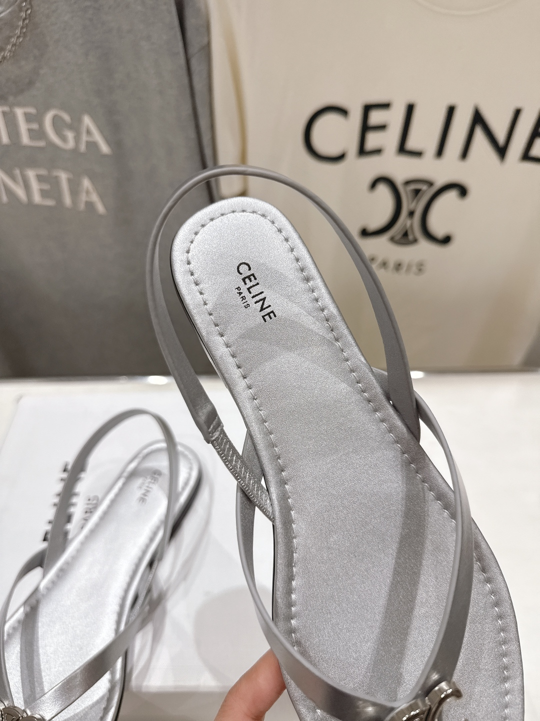 高版本出厂 Celine~赛琳F018 2026ss夏季新款平底时尚罗马风夹脚平底凉鞋New Celin