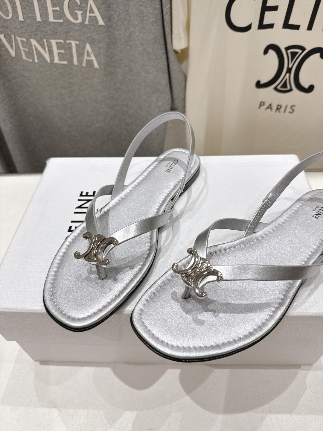 高版本出厂 Celine~赛琳F018 2026ss夏季新款平底时尚罗马风夹脚平底凉鞋New Celin