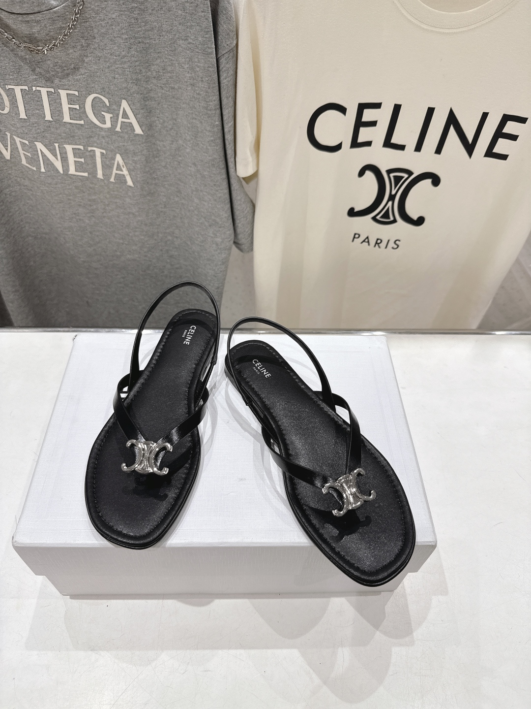 高版本出厂 Celine~赛琳F018 2026ss夏季新款平底时尚罗马风夹脚平底凉鞋New Celin