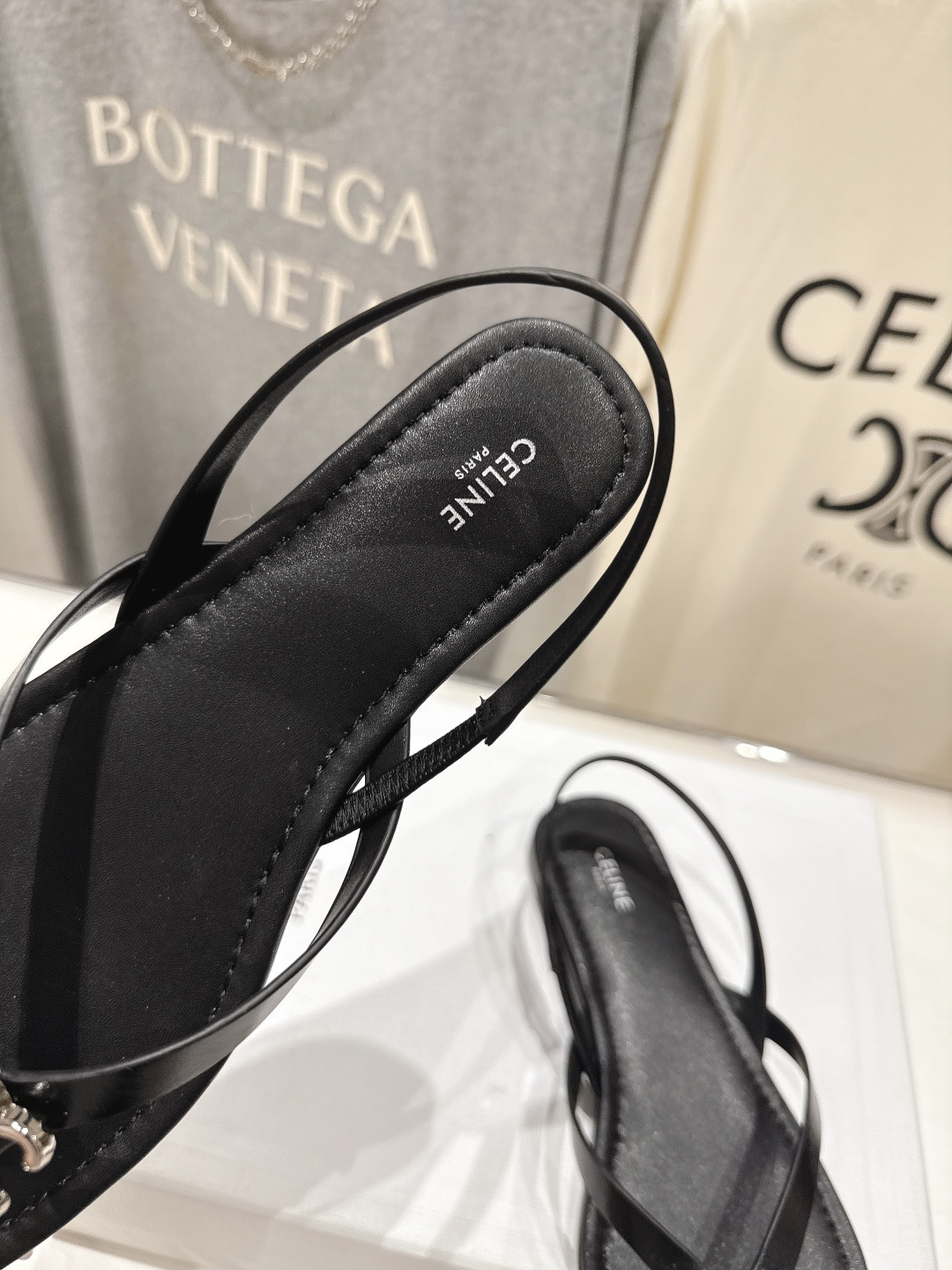 高版本出厂 Celine~赛琳F018 2026ss夏季新款平底时尚罗马风夹脚平底凉鞋New Celin