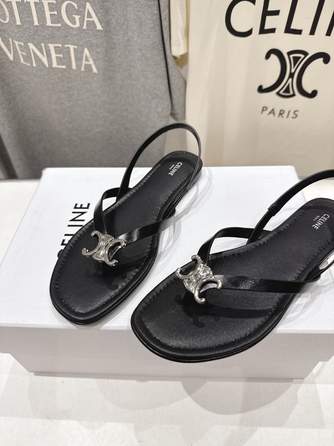 高版本出厂 Celine~赛琳F018 2026ss夏季新款平底时尚罗马风夹脚平底凉鞋New Celin