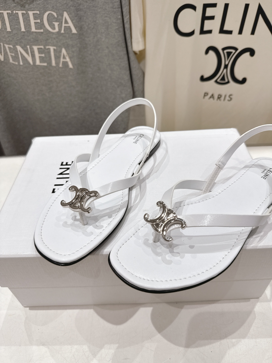 高版本出厂 Celine~赛琳F018 2026ss夏季新款平底时尚罗马风夹脚平底凉鞋New Celin