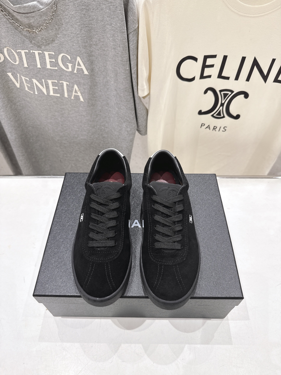 NO:789285,High version of Chanel*Chanel ~ Xiaoxiang 2026ss latest lace-up flat casual shoes, currently super popular biscuit shoes. The Internet celebrity Xiaohongshu is crazy about the hot recommendation. It is on sale. The cute and cute style has a bit of retro flavor!  The shape is special, very recognizable, slim and long legs, absolutely powerful, very comfortable to wear, good appearance, comfortable, and heightening. I must recommend it to everyone. The main feature of this year's series, minimalist style. The fabric is original first-layer cowhide/high mercerized suede cowhide. The foot pads are water-dyed cowhide. The outsole is ZP open-molded high-elastic rubber outsole.  Size 35-39 (40.41 custom-made, non-refundable), casual shoes/sports shoes, chanel, chanel, sneakers, cowhide19860909高版本   Chanel*香奈儿~小香2026ss最新款系带平底休闲鞋,目前超级流行的饼干鞋 网红明星小红书狂追热推 发售蠢萌可爱的造型带了点复古味！ 造型特殊,很有辨识度, 显瘦显腿长,绝对实力派,穿上也很舒服,高颜值 舒适,增高 一定要推荐给大家,今年系列的主打, 极简的风格 面料原版头层牛皮/高丝光反绒牛皮 垫脚水染牛皮 大底ZP开模高弹橡胶大底 码数35-39（40.41订做不退换）,休闲鞋/运动鞋,chanel,chanel,sneakers,cowhide,Women's Shoes