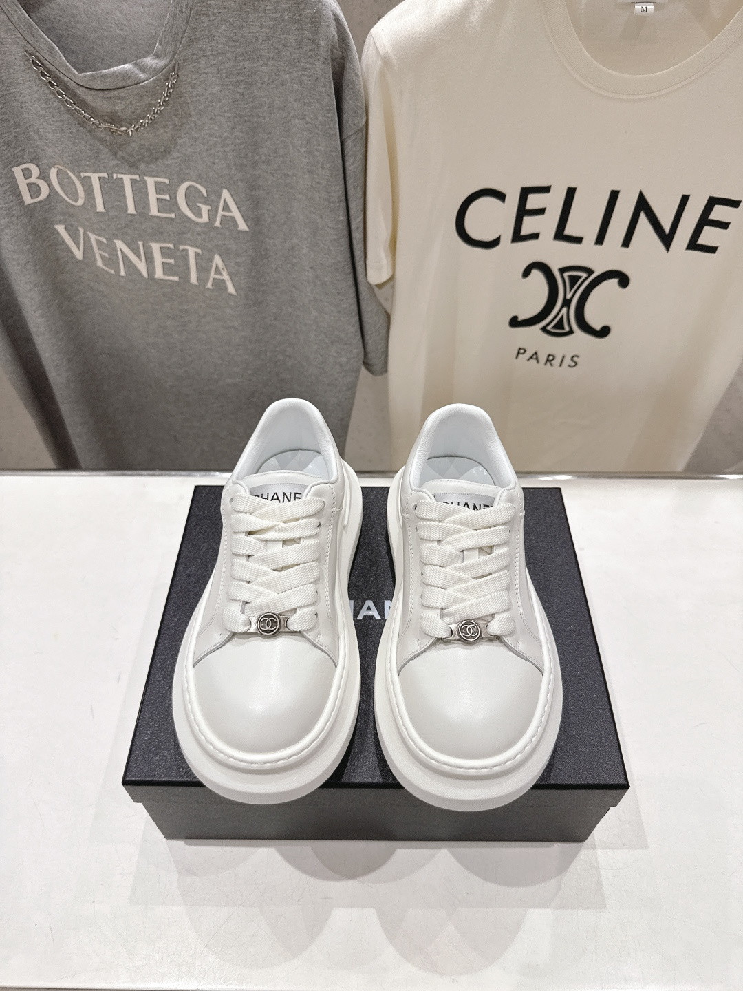 NO:789287,High version of Chanel* Chanel ~ Xiaoxiang 2026ss The latest biscuit shoes are currently super popular thick-soled biscuit shoes and panda shoes casual shoes. Internet celebrity Xiaohongshu is crazy about hot recommendations. The silly and cute style has a retro flavor!  The shape is special, very recognizable, slim and long legs, absolutely powerful, very comfortable to wear, good appearance, comfortable, heightening. I must recommend it to everyone, the main feature of this year's series, minimalist style. The fabric is original custom-made imported calfskin. Sheepskin foot pads, comfortable on the feet. The outsole is molded and highly elastic rubber sponge outsole.  Size 35-39 (40.41 custom-made, non-refundable), casual shoes/sports shoes, chanel, chanel, sneakers, cowhide, sheepskin19860909高版本  Chanel* 香奈儿～小香2026ss 最新饼干鞋目前超级流行的厚底饼干鞋,熊猫鞋休闲鞋 网红明星小红书狂追热推 发售蠢萌可爱的造型带了点复古味！ 造型特殊,很有辨识度, 显瘦显腿长,绝对实力派,穿上也很舒服,高颜值 舒适,增高 一定要推荐给大家,今年系列的主打, 极简的风格 面料原版订制进口小牛皮 垫脚羊皮垫脚,脚感舒适 大底开模高弹橡胶松糕大底 码数35-39（40.41订做不退换）,休闲鞋/运动鞋,chanel,chanel,sneakers,cowhide,sheepskin,Women's Shoes