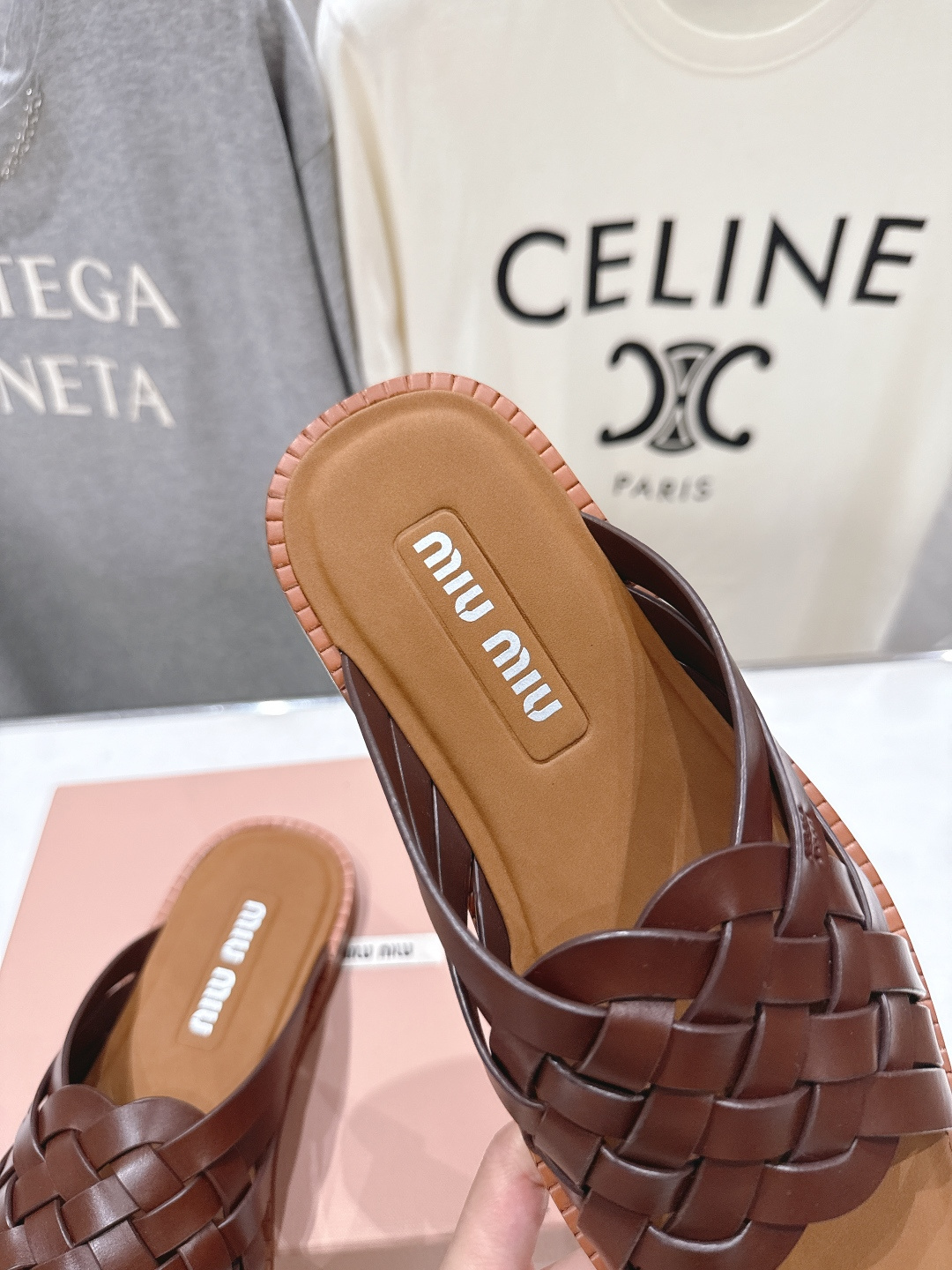 高版本出厂 MiuMiu*缪缪F033 2026ss春夏新款小牛皮复古平底拖鞋Zp开发 原版拆卸，细节对