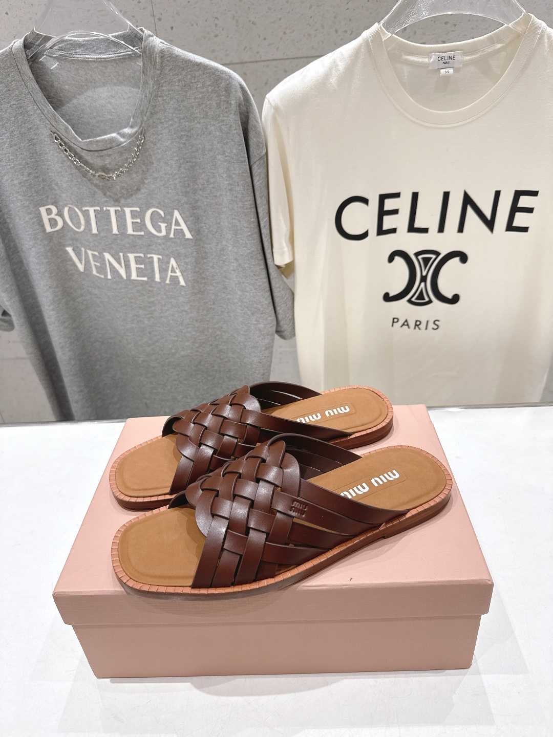 高版本出厂 MiuMiu*缪缪F033 2026ss春夏新款小牛皮复古平底拖鞋Zp开发 原版拆卸，细节对