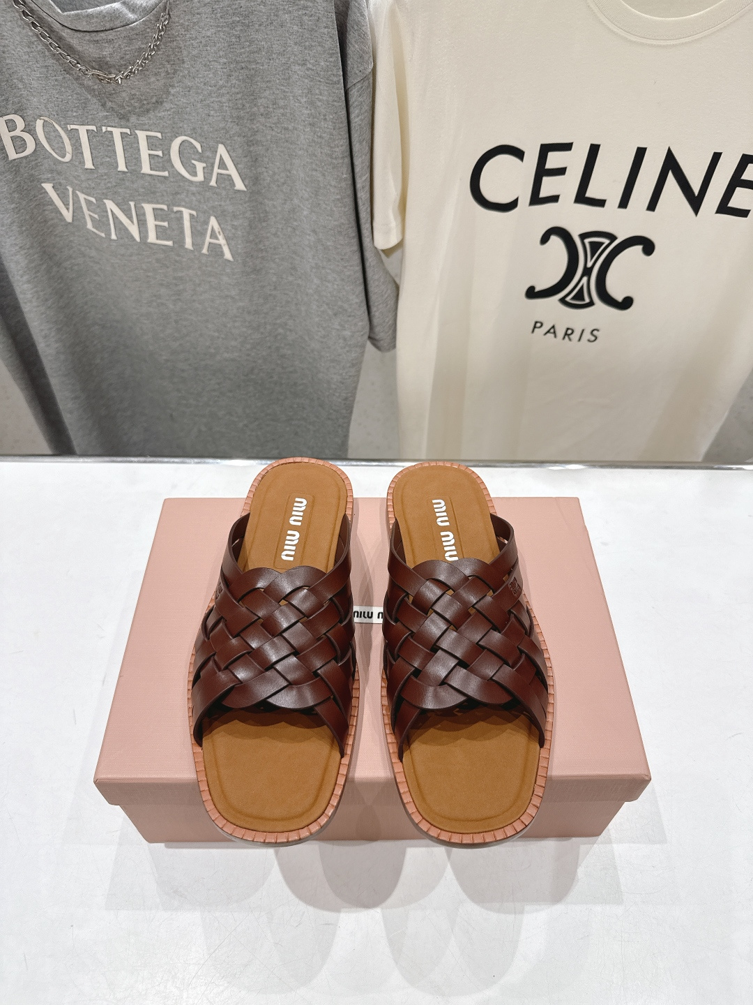 高版本出厂 MiuMiu*缪缪F033 2026ss春夏新款小牛皮复古平底拖鞋Zp开发 原版拆卸，细节对