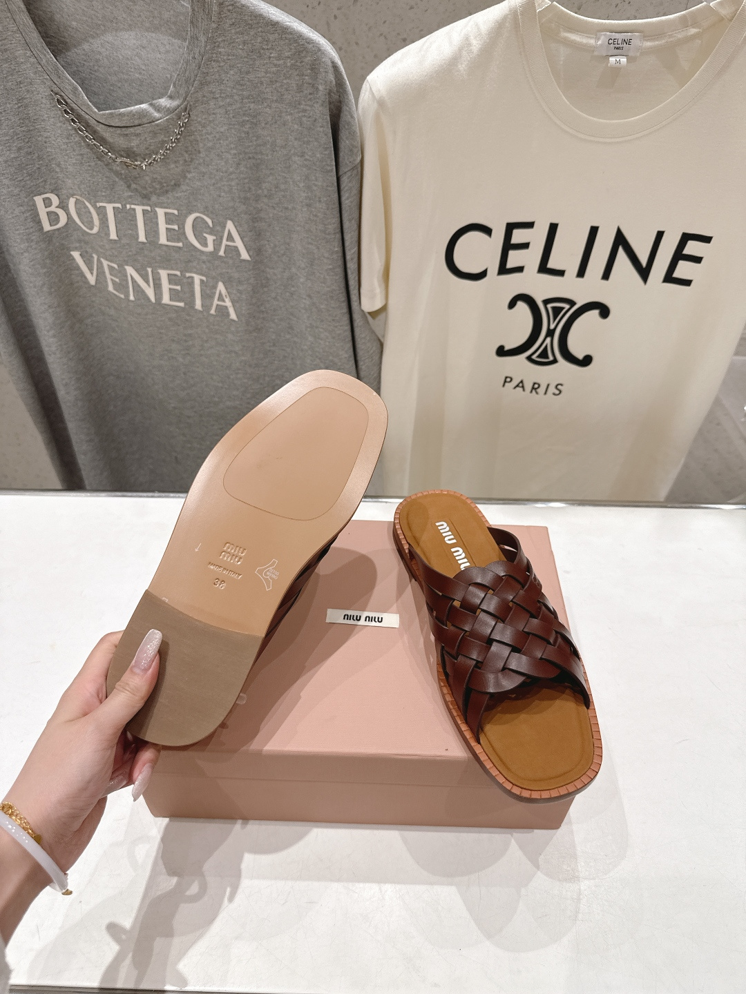 高版本出厂 MiuMiu*缪缪F033 2026ss春夏新款小牛皮复古平底拖鞋Zp开发 原版拆卸，细节对