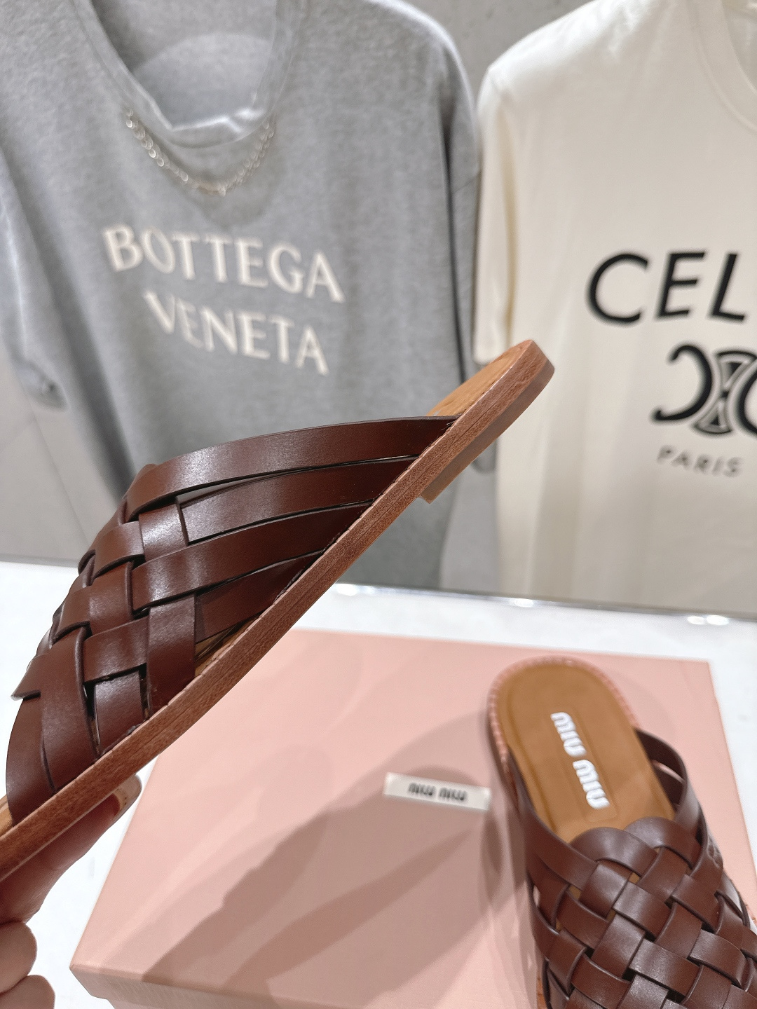 高版本出厂 MiuMiu*缪缪F033 2026ss春夏新款小牛皮复古平底拖鞋Zp开发 原版拆卸，细节对