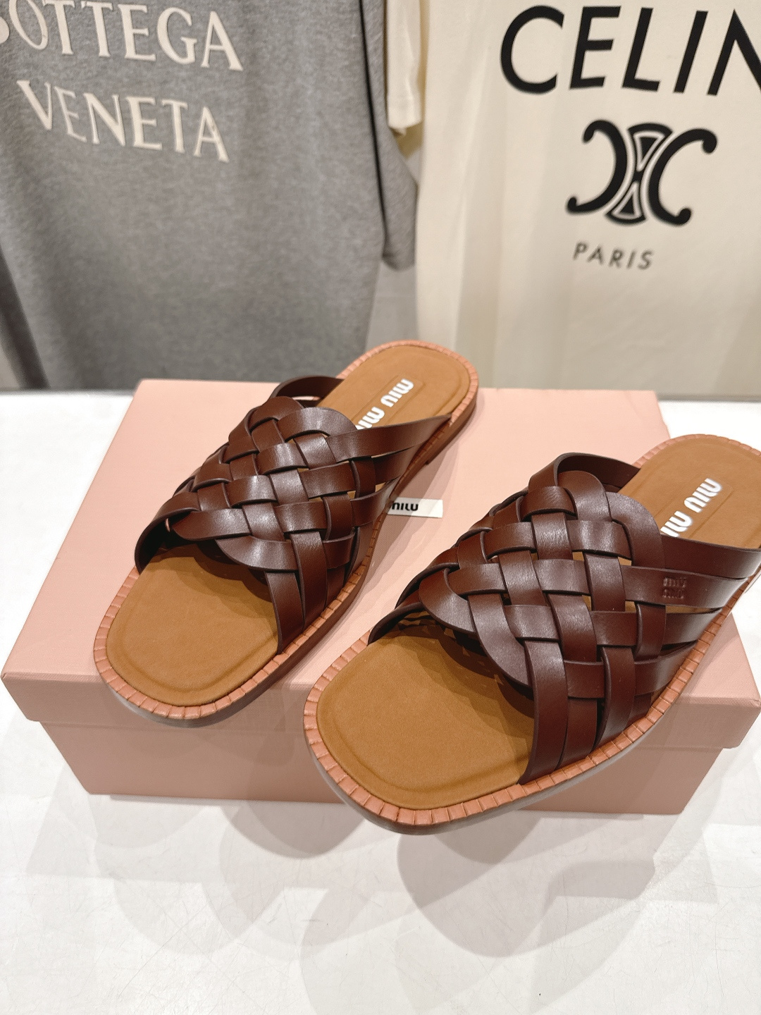 高版本出厂 MiuMiu*缪缪F033 2026ss春夏新款小牛皮复古平底拖鞋Zp开发 原版拆卸，细节对