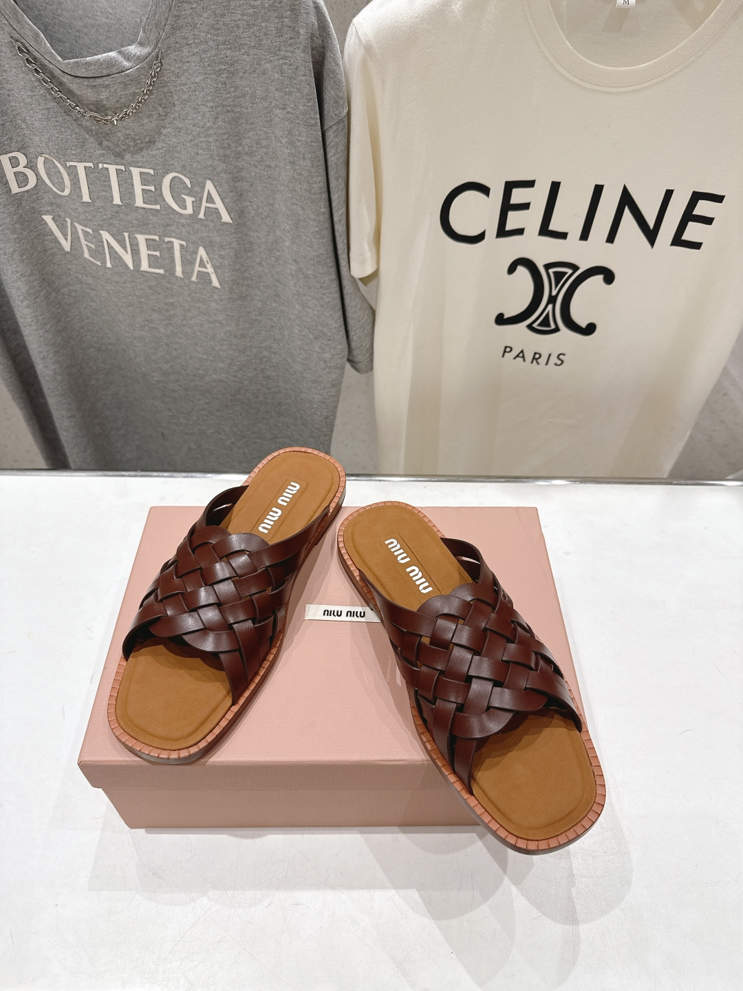 高版本出厂 MiuMiu*缪缪F033 2026ss春夏新款小牛皮复古平底拖鞋Zp开发 原版拆卸，细节对