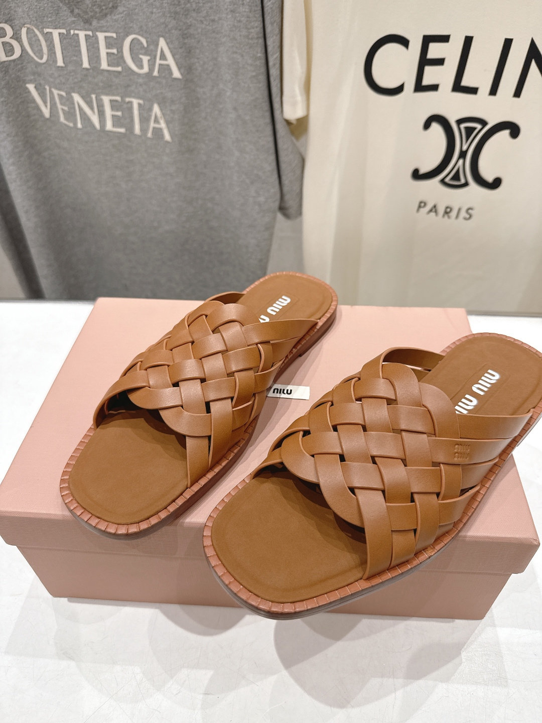 高版本出厂 MiuMiu*缪缪F033 2026ss春夏新款小牛皮复古平底拖鞋Zp开发 原版拆卸，细节对