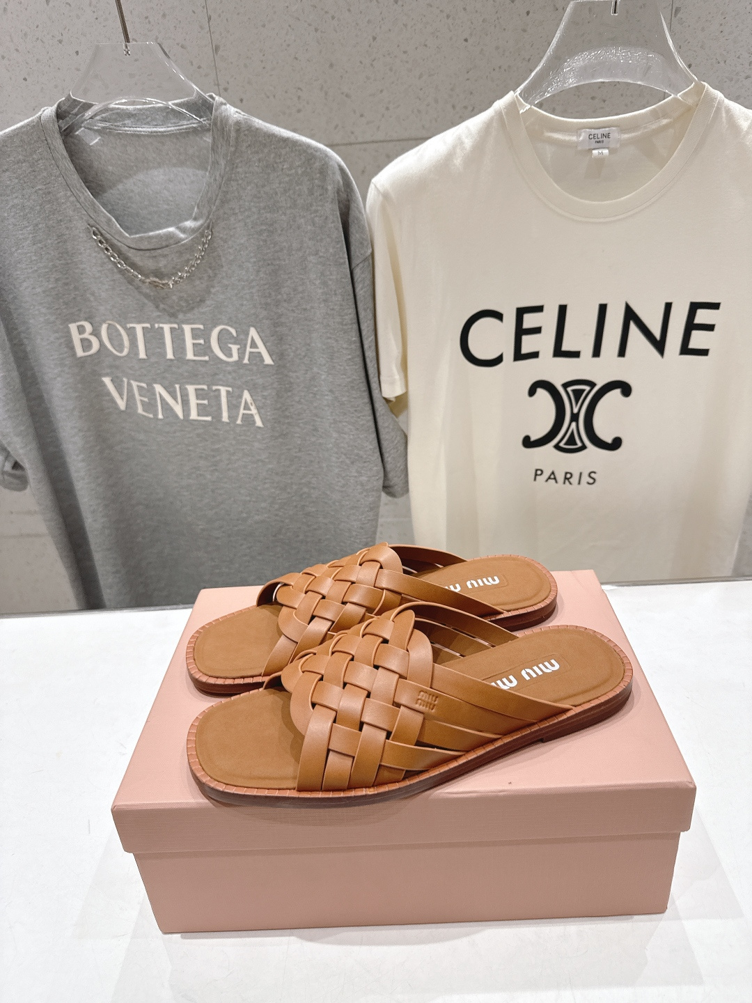 高版本出厂 MiuMiu*缪缪F033 2026ss春夏新款小牛皮复古平底拖鞋Zp开发 原版拆卸，细节对