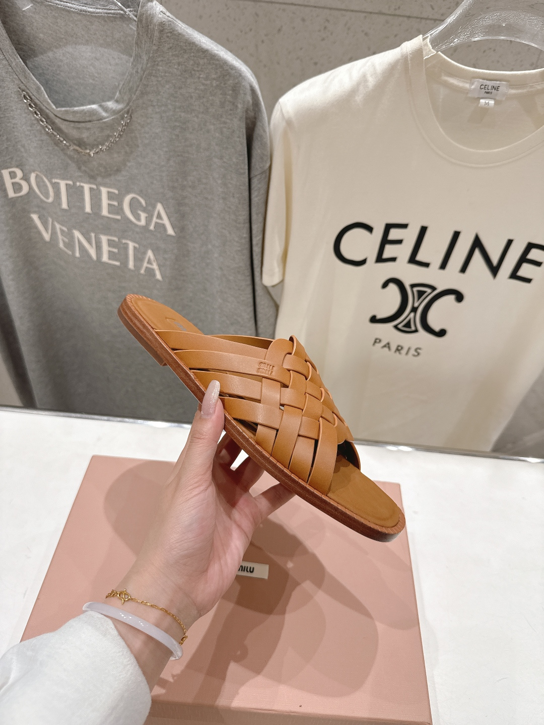 高版本出厂 MiuMiu*缪缪F033 2026ss春夏新款小牛皮复古平底拖鞋Zp开发 原版拆卸，细节对