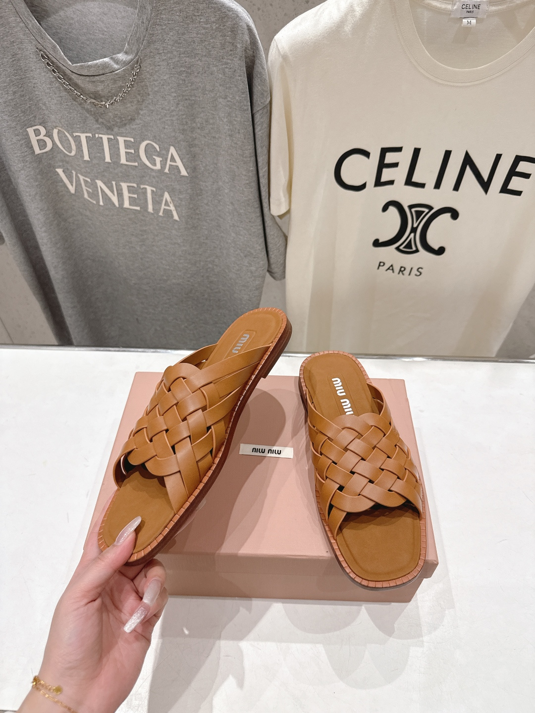 高版本出厂 MiuMiu*缪缪F033 2026ss春夏新款小牛皮复古平底拖鞋Zp开发 原版拆卸，细节对